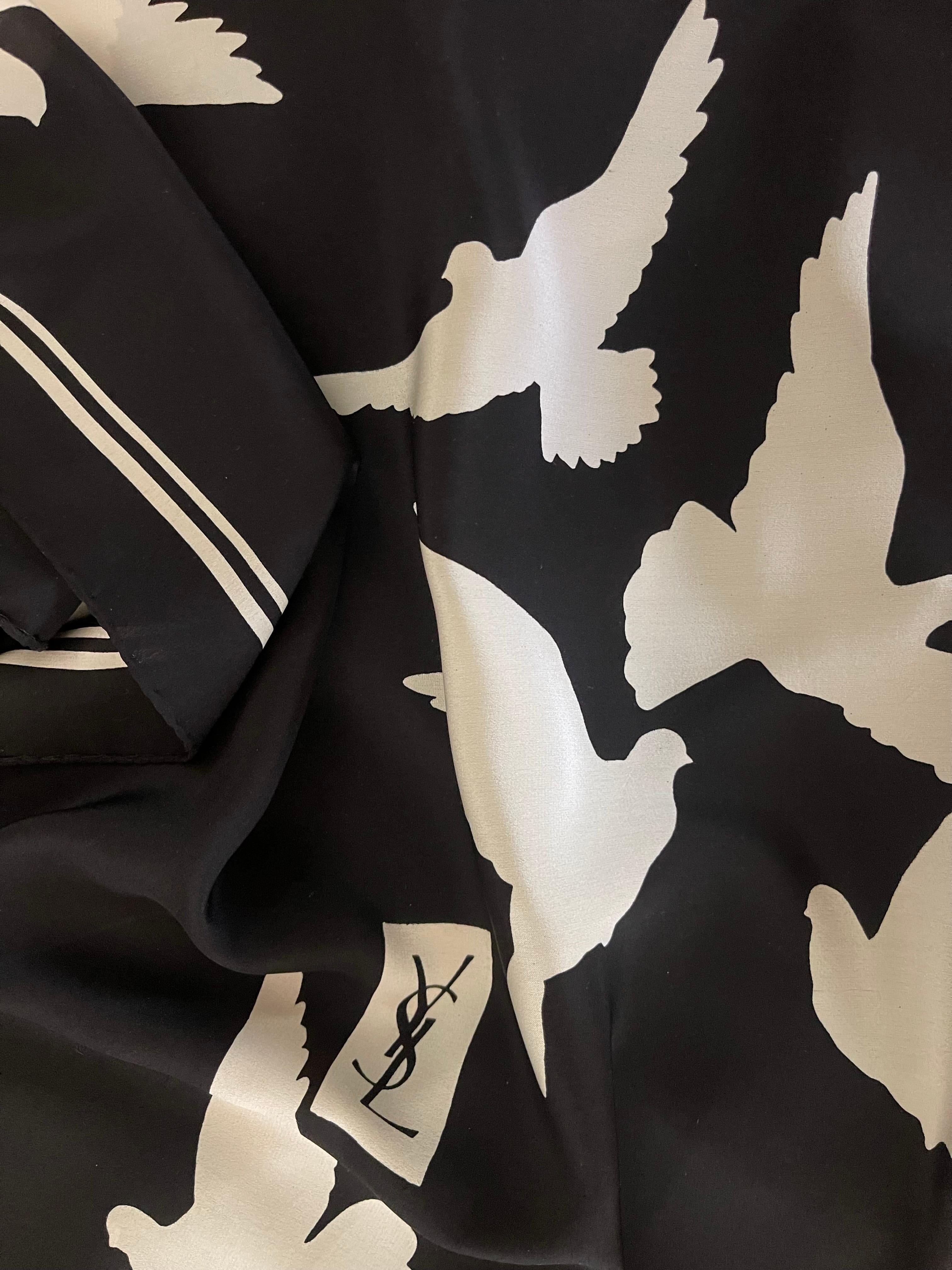 Yves Saint Laurent YSL Sciarpa di seta con uccello nero in vendita 7