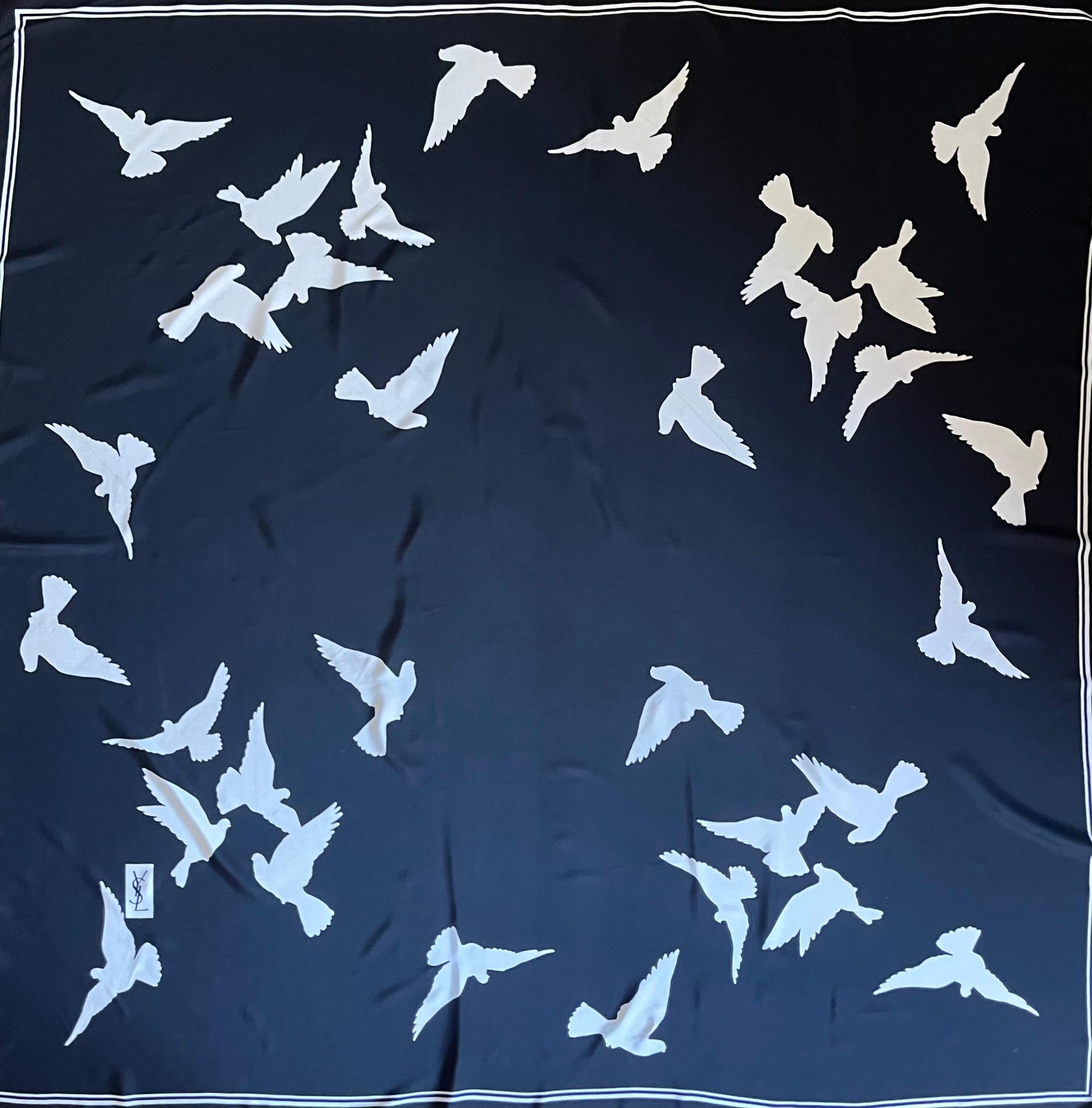 Sciarpa in seta Yves Saint Laurent YSL Black Bird. Questa bellissima sciarpa è in condizioni immacolate, i colori sono semplici ma eleganti e facili da indossare tutto l'anno. Questa sciarpa eleva ogni tuo outfit; gli uccelli aggiungono un tocco di