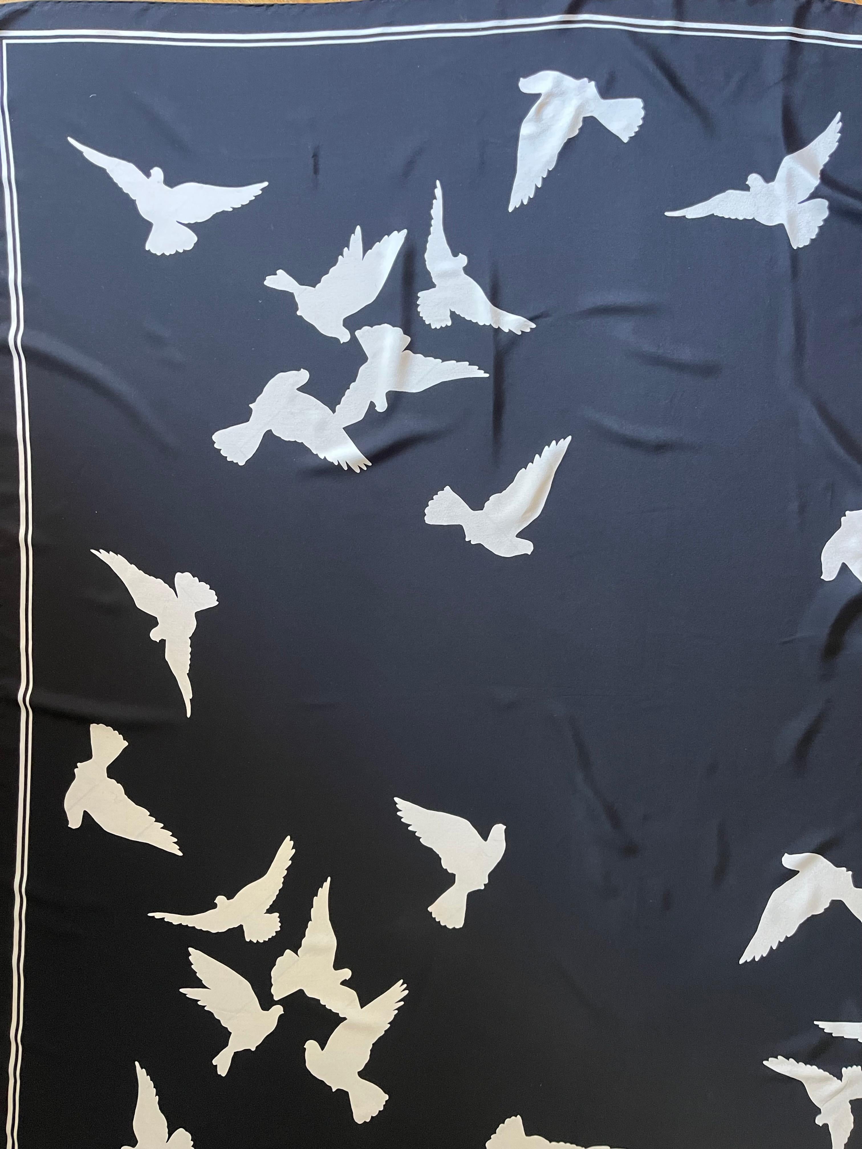 Yves Saint Laurent YSL Sciarpa di seta con uccello nero in vendita 1