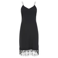 Vestido liso negro de Yves Saint Laurent (YSL)