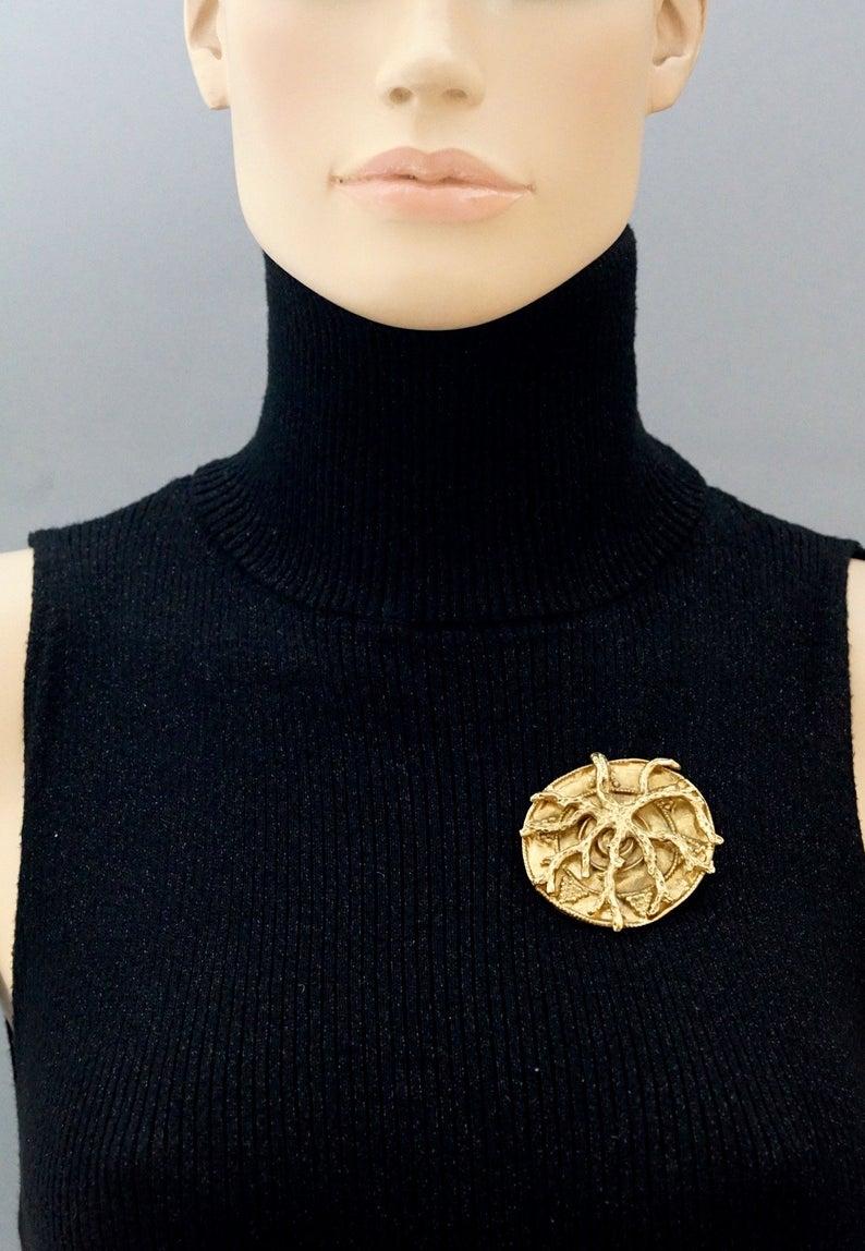 YVES SAINT LAURENT Ysl by Robert Goossens Coral Branch Medallion Pendant Brooch In Excellent Condition For Sale In Kingersheim, Alsace