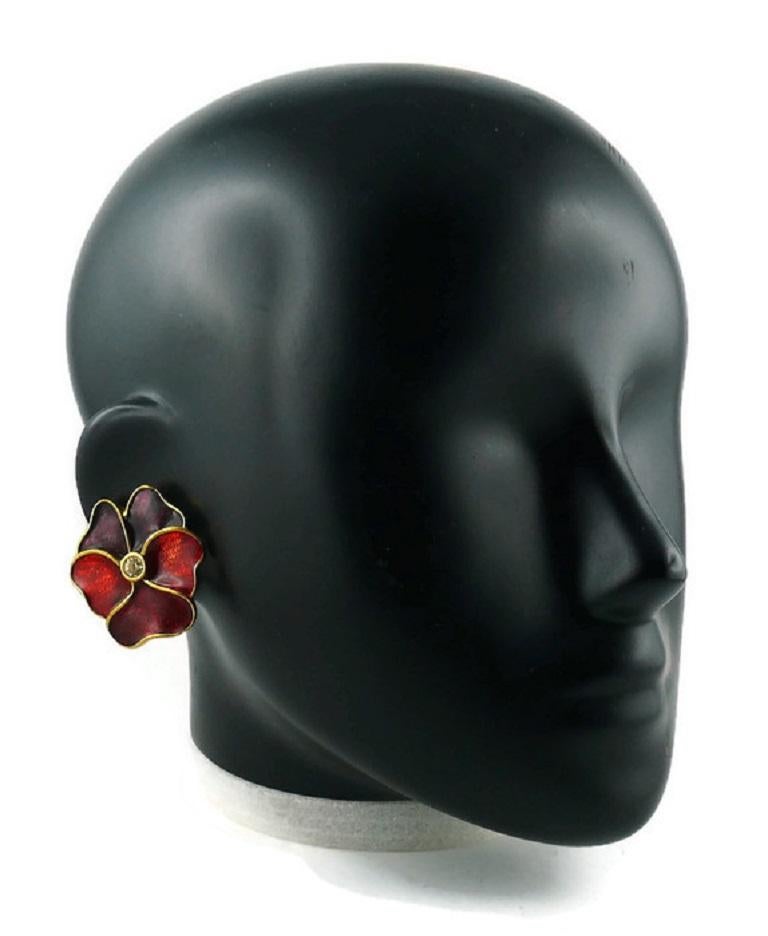 YVES SAINT LAURENT vintage enamel pansy clip-on earrings.

Marked YSL.
Made in France.

Indicative measurements : approx. 3.6 cm (1.42 inches) x 3.7 cm (1.46 inches).

JEWELRY CONDITION CHART
- New or never worn : item is in pristine condition with