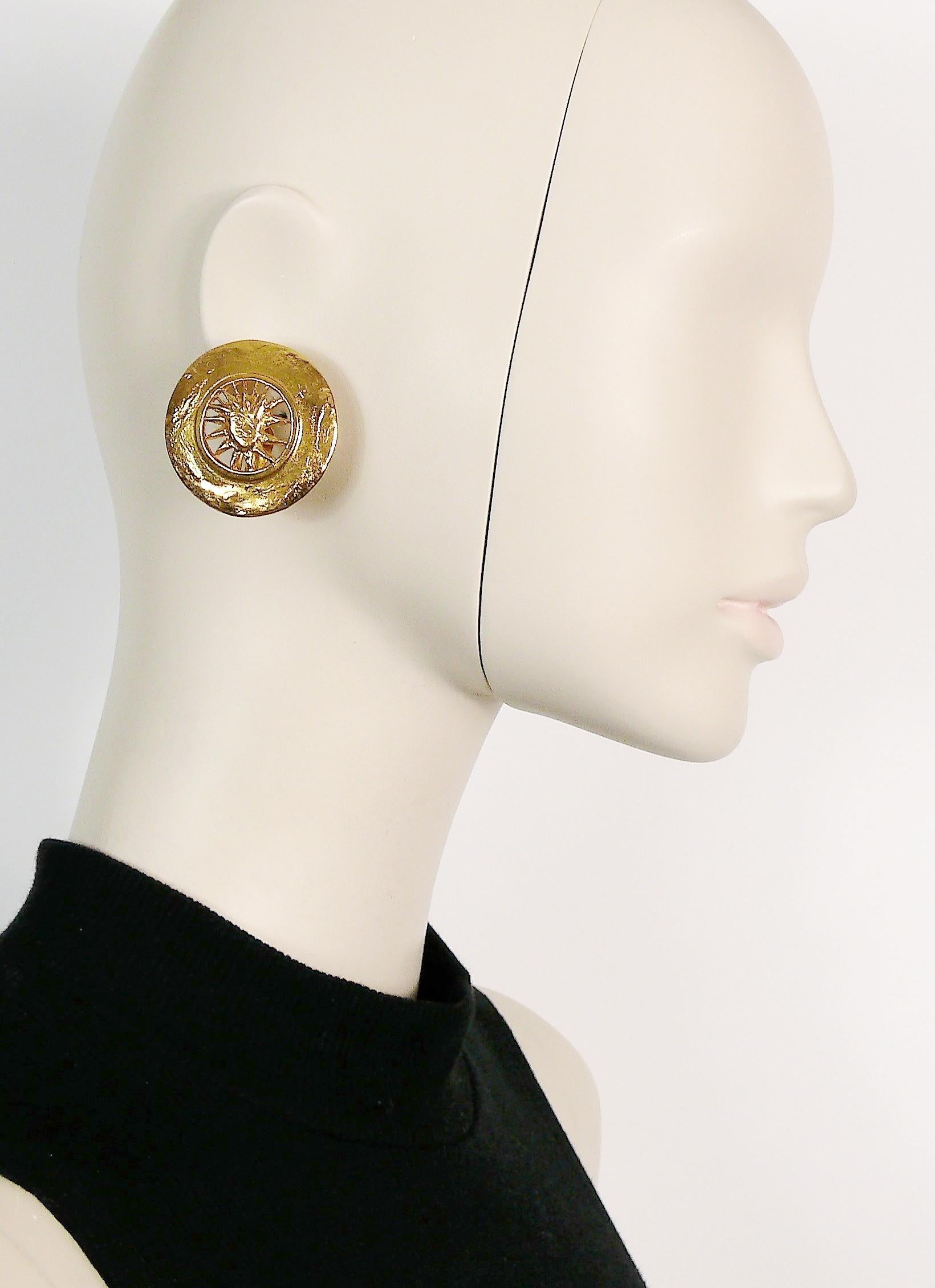 YVES SAINT LAURENT vintage gold toned textured sun face disc clip-on earrings.

Marked YSL Made in France.

Indicative measurements : diameter approx. 3.7 cm (1.46 inches).

JEWELRY CONDITION CHART
- New or never worn : item is in pristine condition