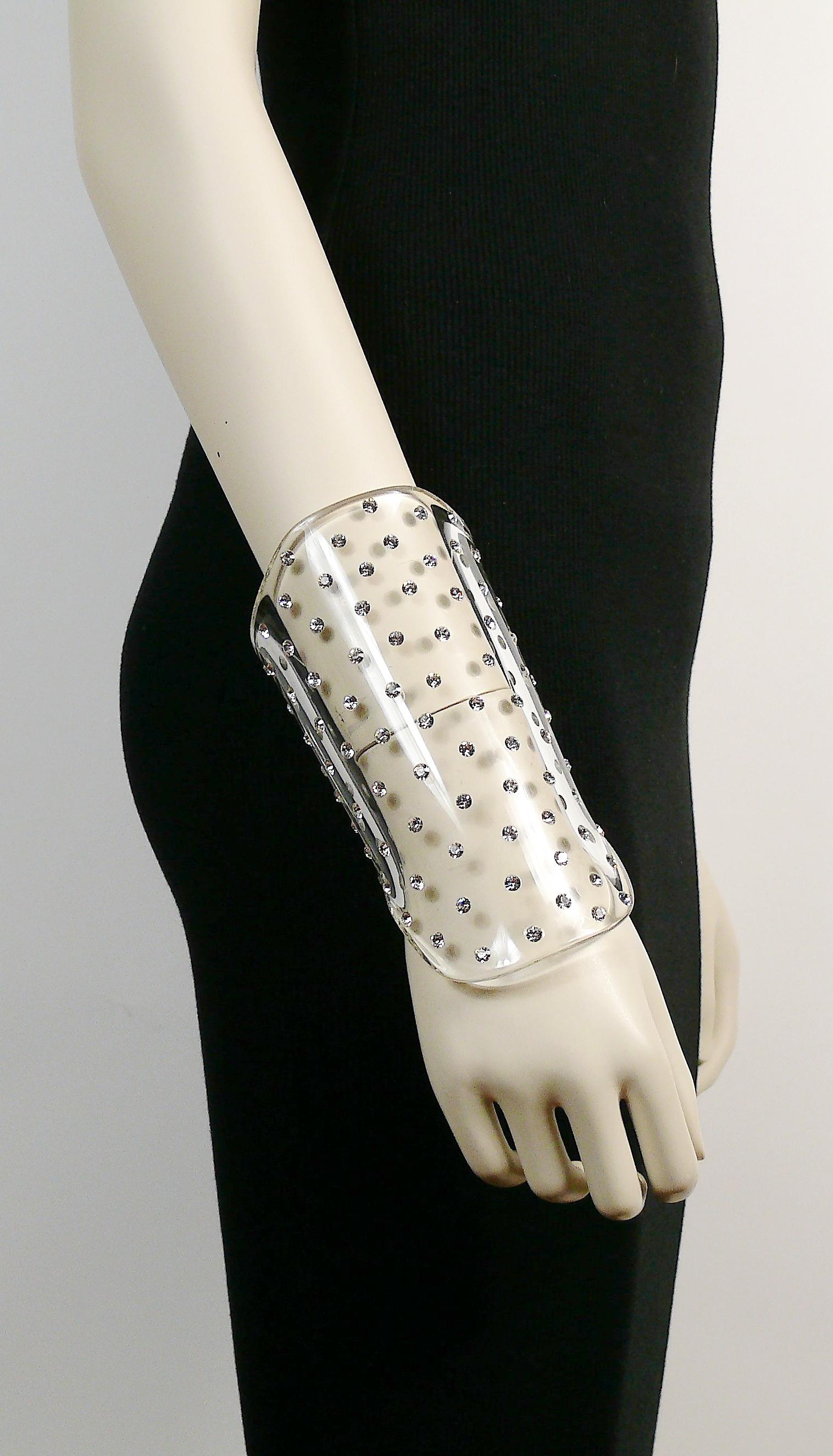 YVES SAINT LAURENT wunderschönes, organisch geformtes Armband aus klarem Lucite, das mit klaren Kristallen verziert ist.

Ähnliche Armbänder waren auf dem YVES SAINT LAURENT-Laufsteg für Herbst/Winter 2003 sowie in der Werbekampagne für YVES SAINT