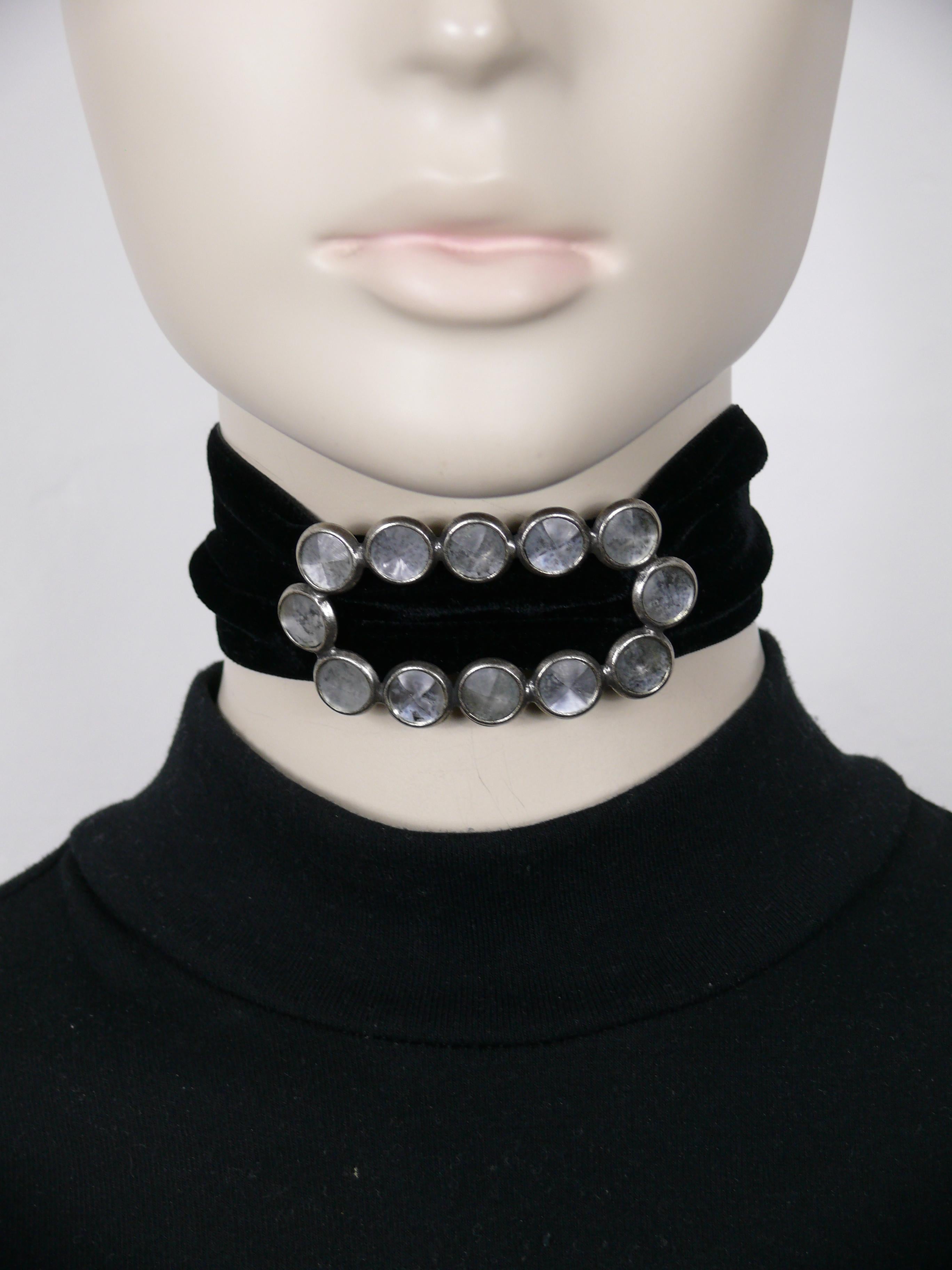 YVES SAINT LAURENT Rive Gauche by TOM FORD black velvet choker featuring a silver toned buckle detail with aged effect resin prims.

Velvet ribbon ties in the back.

Can be also worn as a bracelet.

Embossed YSL.

Indicative measurements : velvet