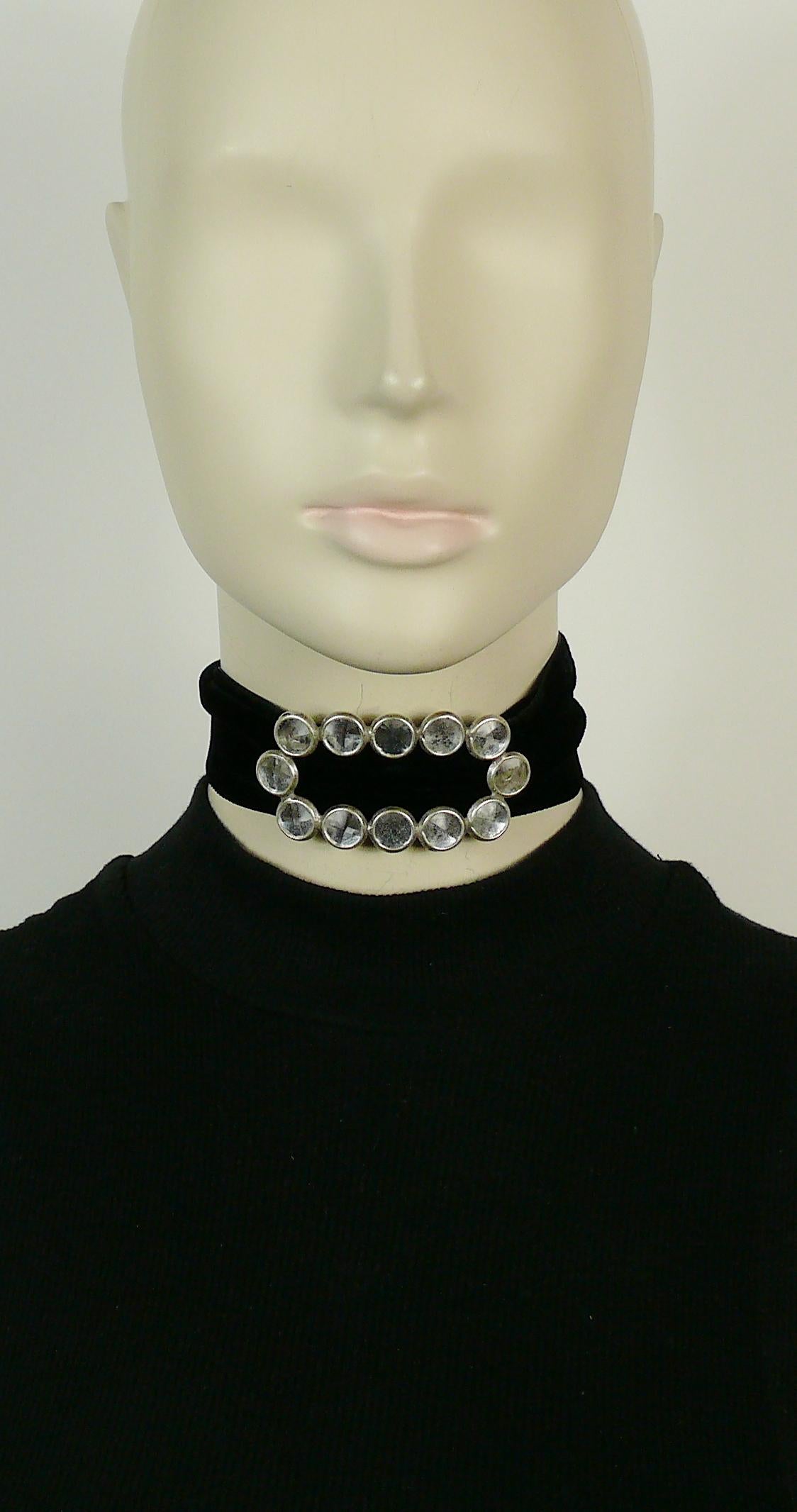 YVES SAINT LAURENT Rive Gauche by TOM FORD black velvet choker featuring a silver toned buckle detail with aged effect prims.

Velvet ribbon ties in the back.

Can be also worn as a bracelet.

Embossed YSL.

Indicative measurements : total length