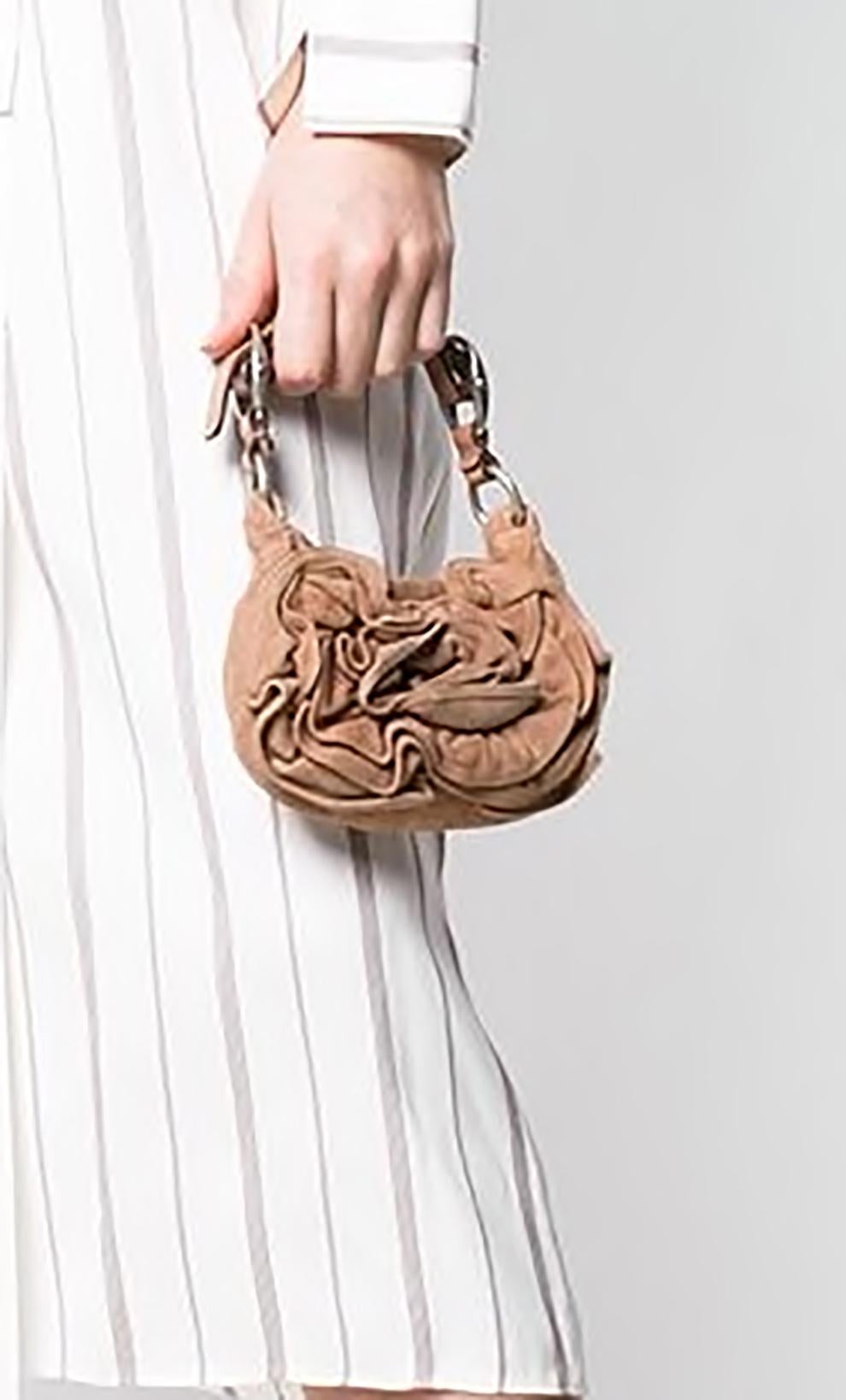 Le mini sac fourre-tout drapé en daim camel Yves Saint Laurent YSL est doté d'une fermeture magnétique, d'un compartiment interne principal, d'une doublure intégrale, d'une pochette interne, d'un logo interne, d'un design drapé, de matériel de