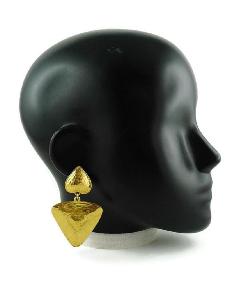 Orecchini pendenti vintage in oro di Yves Saint Laurent (con chiusura a clip) con cuori strutturati.

Marcato YSL.
Prodotto in Francia.

Misure indicative: altezza circa 7,4 cm (2,91 pollici) / larghezza massima circa 4,4 cm (1,73 pollici).

Viene