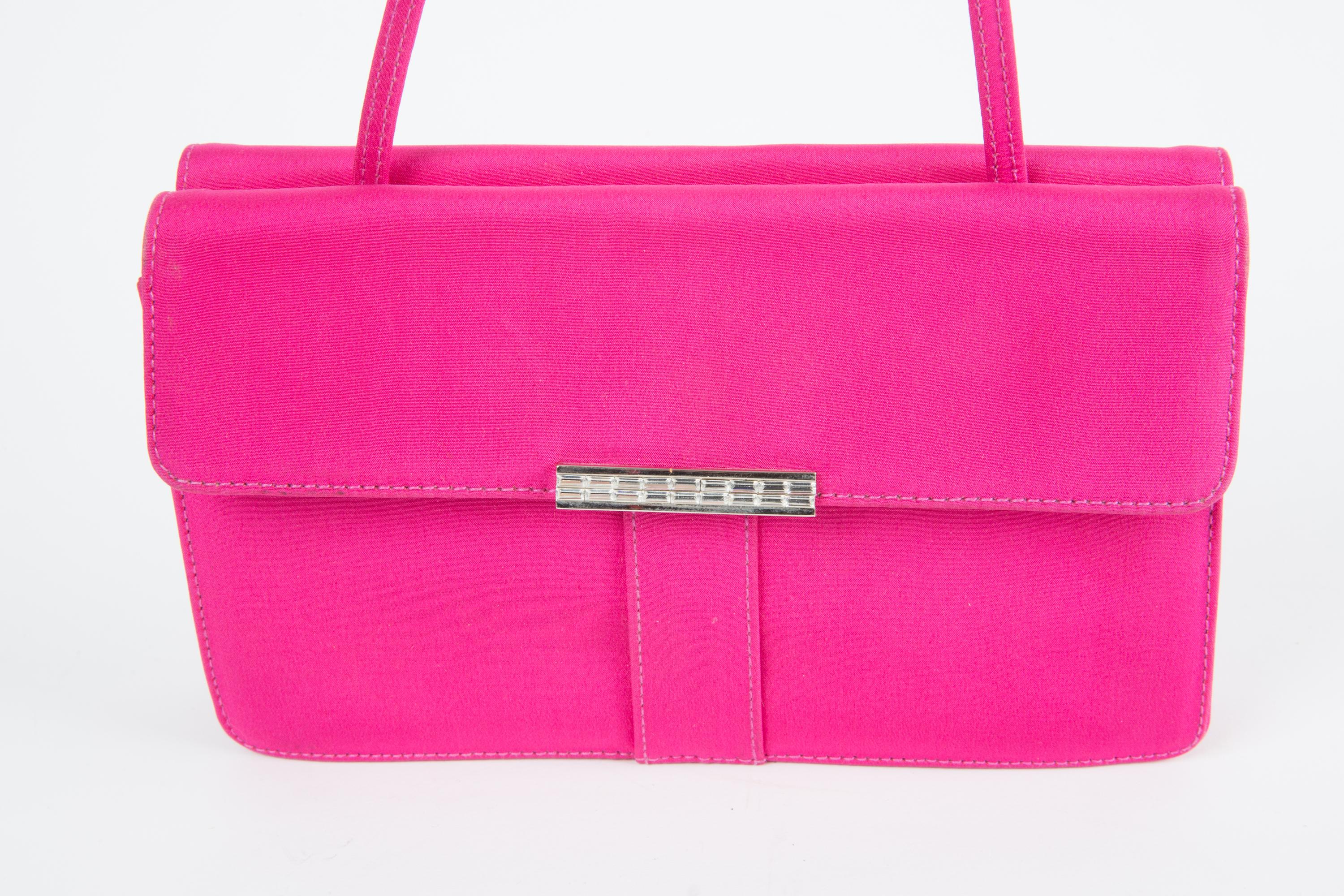 Yves Saint Laurent YSL Abendtasche aus rosafarbenem Seidensatin mit folgenden Eigenschaften: Öffnung mit Logo-Verzierung auf der Vorderseite, Taschen auf der Vorder- und Rückseite, Druckknopföffnung, silberfarbene Beschläge. CIRCA Anfang der 2000er