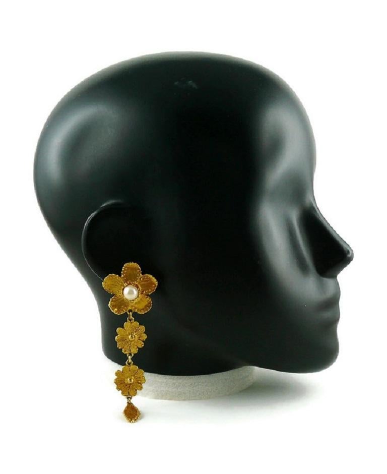 YVES SAINT LAURENT vintage gold toned floral dangling earrings (clip-on) embellished with a faux pearl.

Marked YSL.
Made in France.

Indicative measurements : height approx. 9.5 cm (3.74 inches) / max. width approx. 2.8 cm (1.10 inches).

JEWELRY
