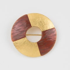 Broche «Donut» de Yves Saint Laurent (YSL) en metal dorado y resina texturizada