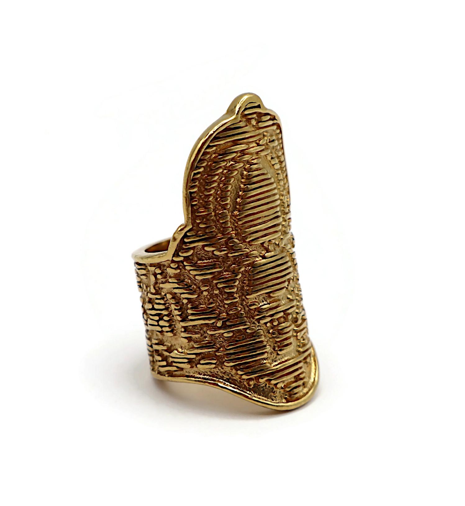 YVES SAINT LAURENT vintage gold tone ring featuring a lacy design.

Embossed YVES SAINT LAURENT.
Embossed 5 (size).

Indicative measurements : inner circumference approx. 5.03 cm (1.98 inches) / max. length approx. 3.9 cm (1.54 inches).

Material :