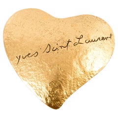Yves Saint Laurent Yves Saint Laurent Broche en forme de grand cœur en métal doré