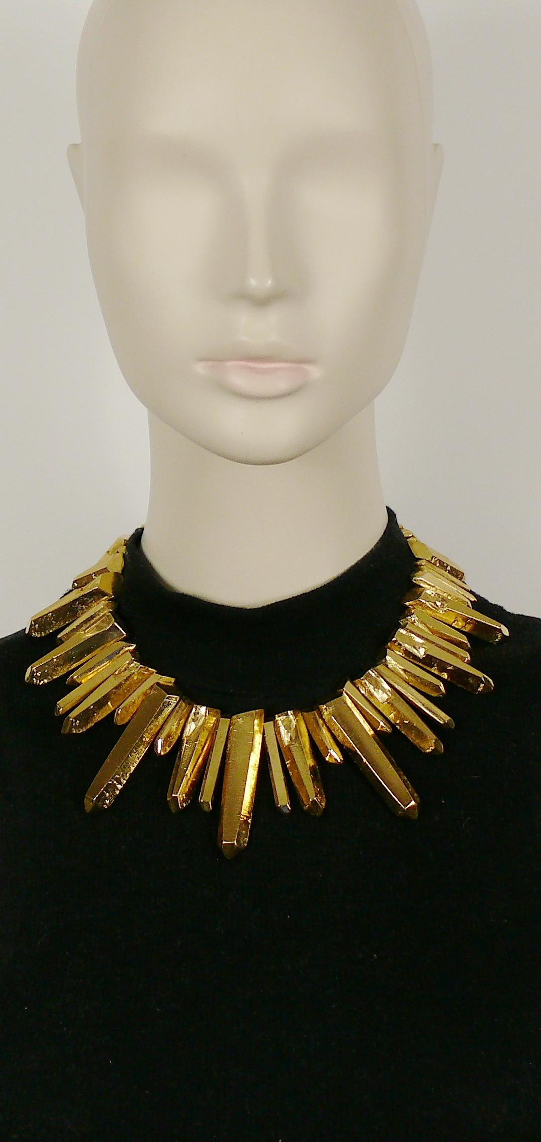 YVES SAINT LAURENT by ROBERT GOOSSENS vintage rare chunky gold toned rock crystal like prism necklace.

Hook clasp closure.
Adjustable length.

Embossed YSL Made in France.

Indicative measurements : adjustable length from approx. 40 cm (15.75