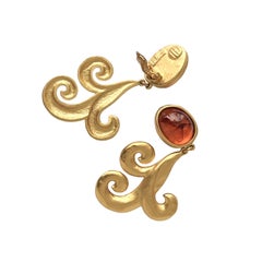 Yves Saint Laurent YSL Goossens, orecchini pendenti in resina e ambra