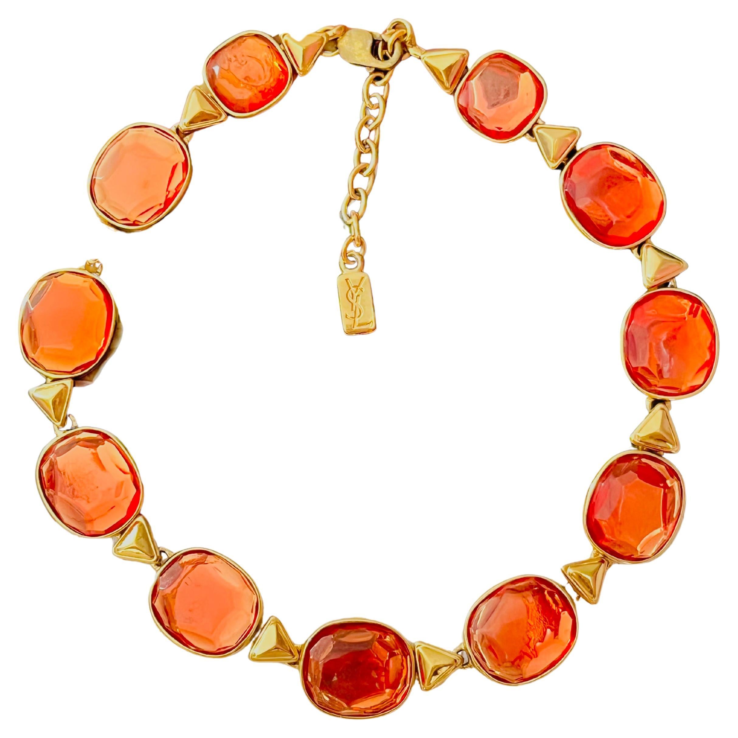 Yves Saint Laurent YSL Vintage Robert Goossens Arty Gripoix Orange Cabochon ovale Triangle Cristaux Chunky Chunky Collier moderniste, plaqué or

Très bon état. Légères rayures ou perte de couleur, à peine perceptibles. 100% authentique.

Il s'agit