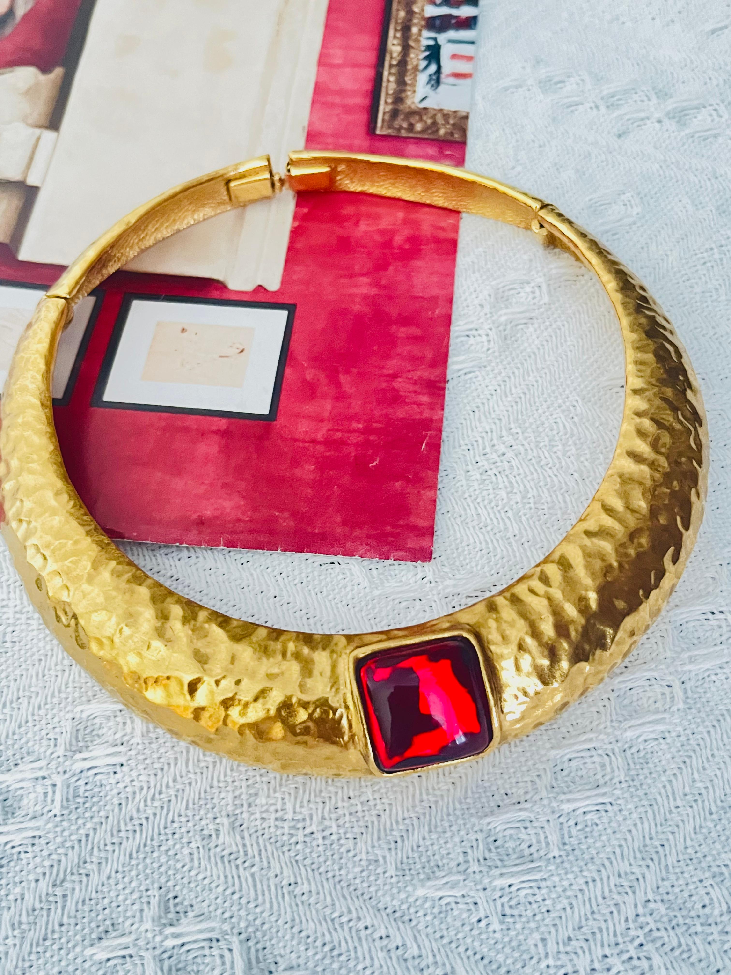 Yves Saint Laurent YSL Vintage Robert Goossens Arty Textured Ripple Gripoix Yves Saint Laurent YSL Gripoix Ruby Red Square Cabochon Crystal Collar Chunky Chunky Modernist Elegant Necklace, Gold Plated

Ottime condizioni. Leggeri graffi o perdite di