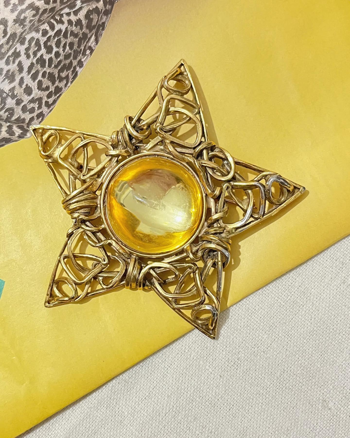 Very good condition, with some surface wear and colour loss due to time. Very rare.

Can be used as pendant or brooch. 

Signed on the back Yves Saint Laurent, Made in France.

Size: approx. 9.5 cm.

Weight: Approx. 48 g.

_ _ _

Great for everyday