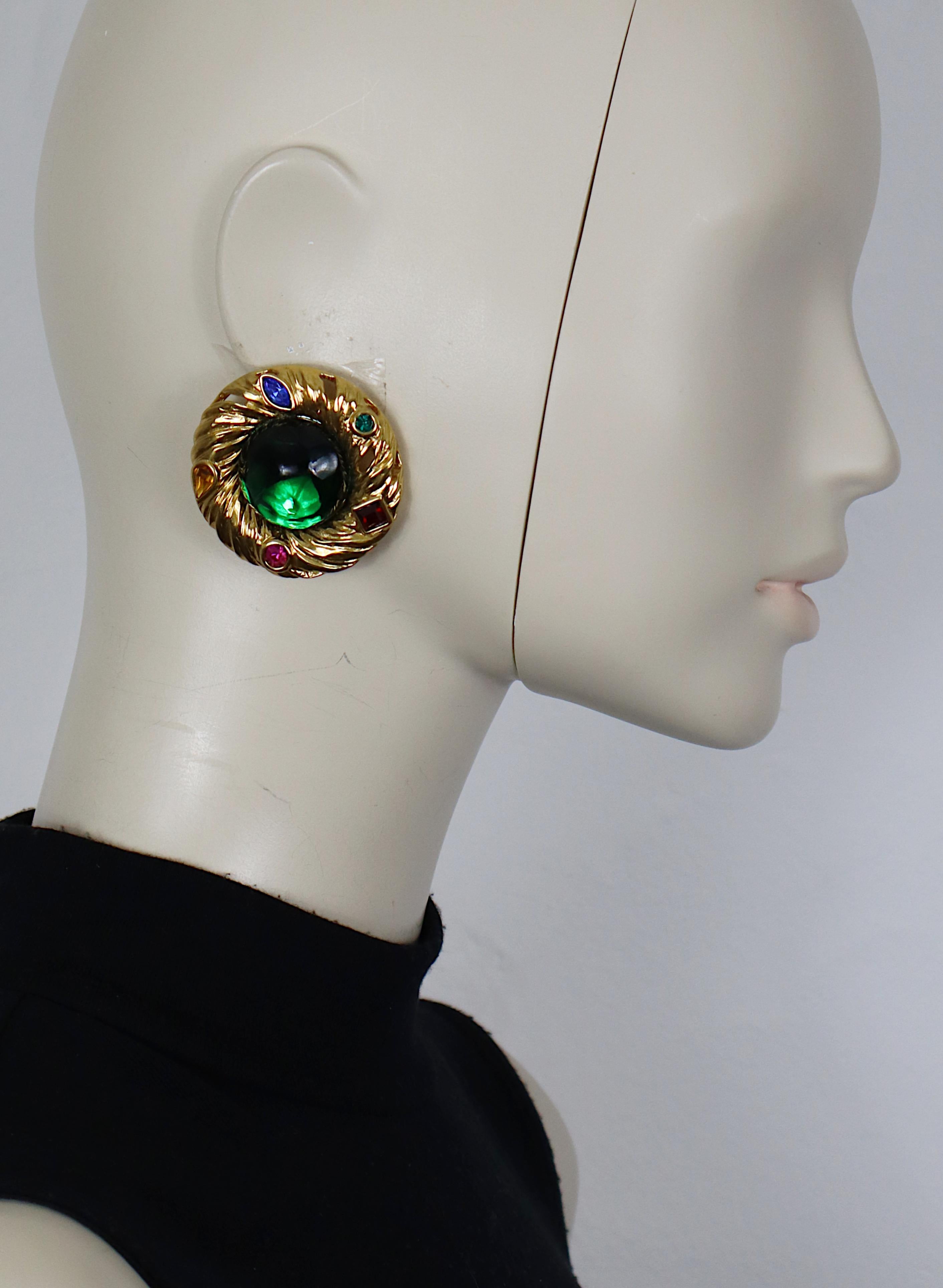 YVES SAINT LAURENT vintage gold tone nest design clip-on earrings embellished with a large green resin cabochon at center surrounded by multicolored crystals.

Embossed YSL Made in France.

Indicative measurements : diameter approx. 4.5 cm (1.77