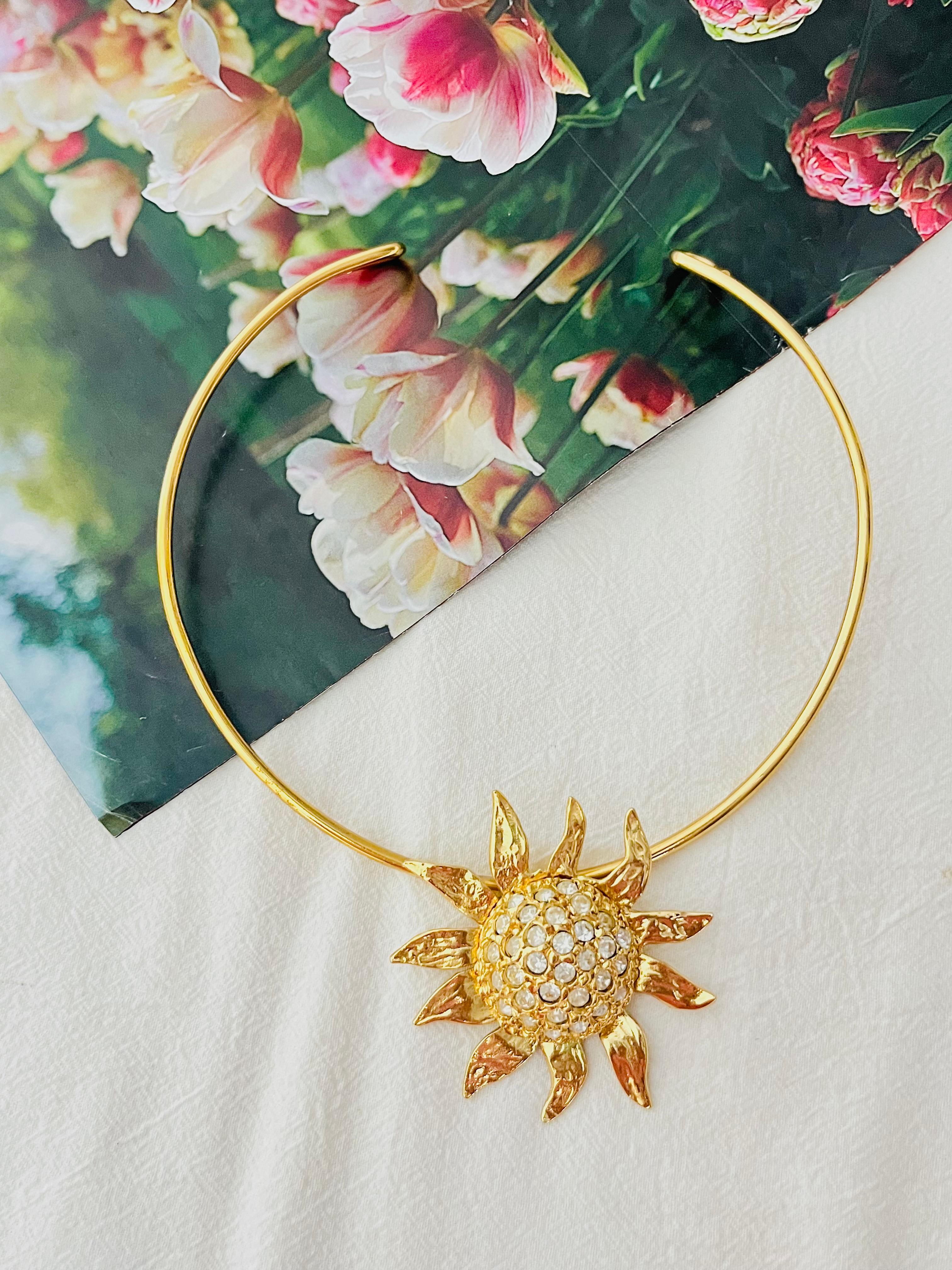 Yves Saint Laurent YSL Vintage 1980 Unisexe Large Pendentif Tournesol en cristaux entiers Chunky Modernist Open Wire adjustable Collar Choker Necklace, Gold Plated

Très bon état. Livré avec sa boîte d'origine. 100% authentique.

Il s'agit d'un