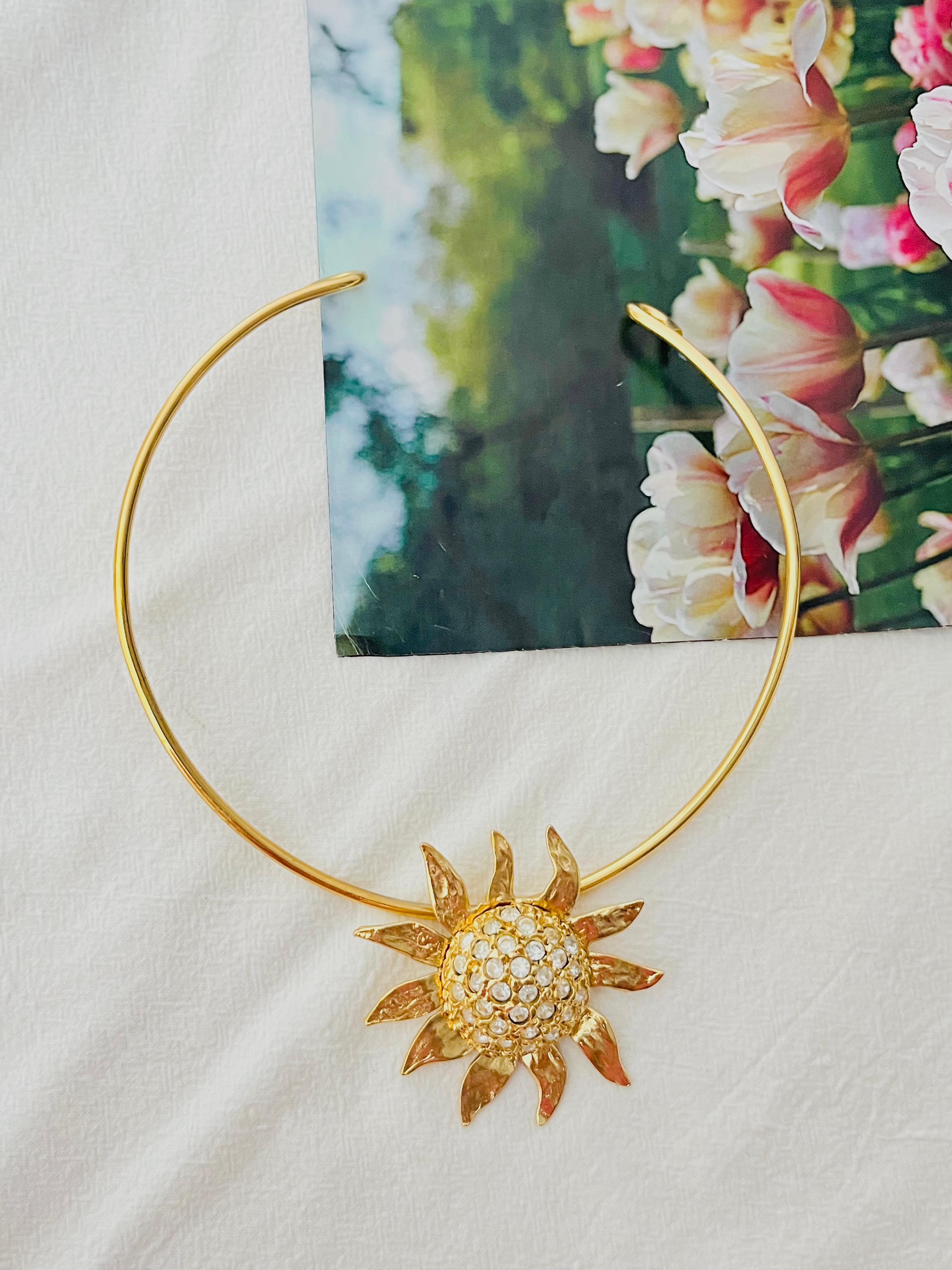 Collier ras du cou Yves Saint Laurent YSL avec pendentif tournesol et grands cristaux Excellent état à Wokingham, England