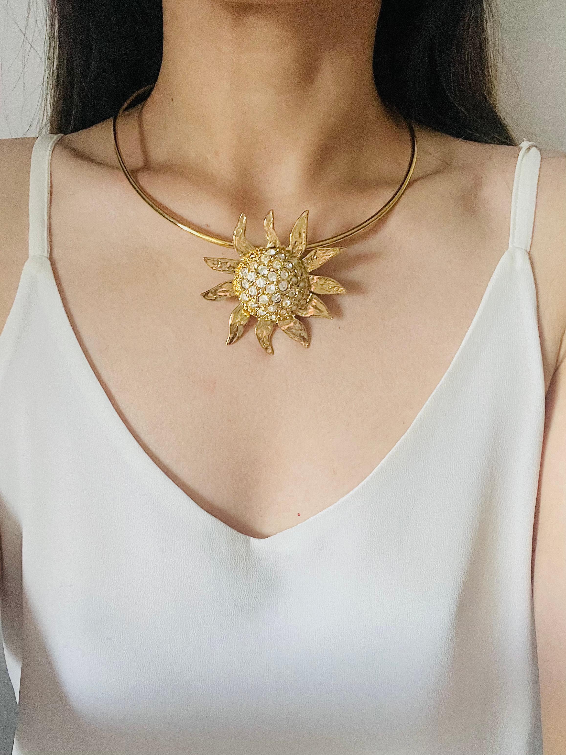 Collier ras du cou Yves Saint Laurent YSL avec pendentif tournesol et grands cristaux 2