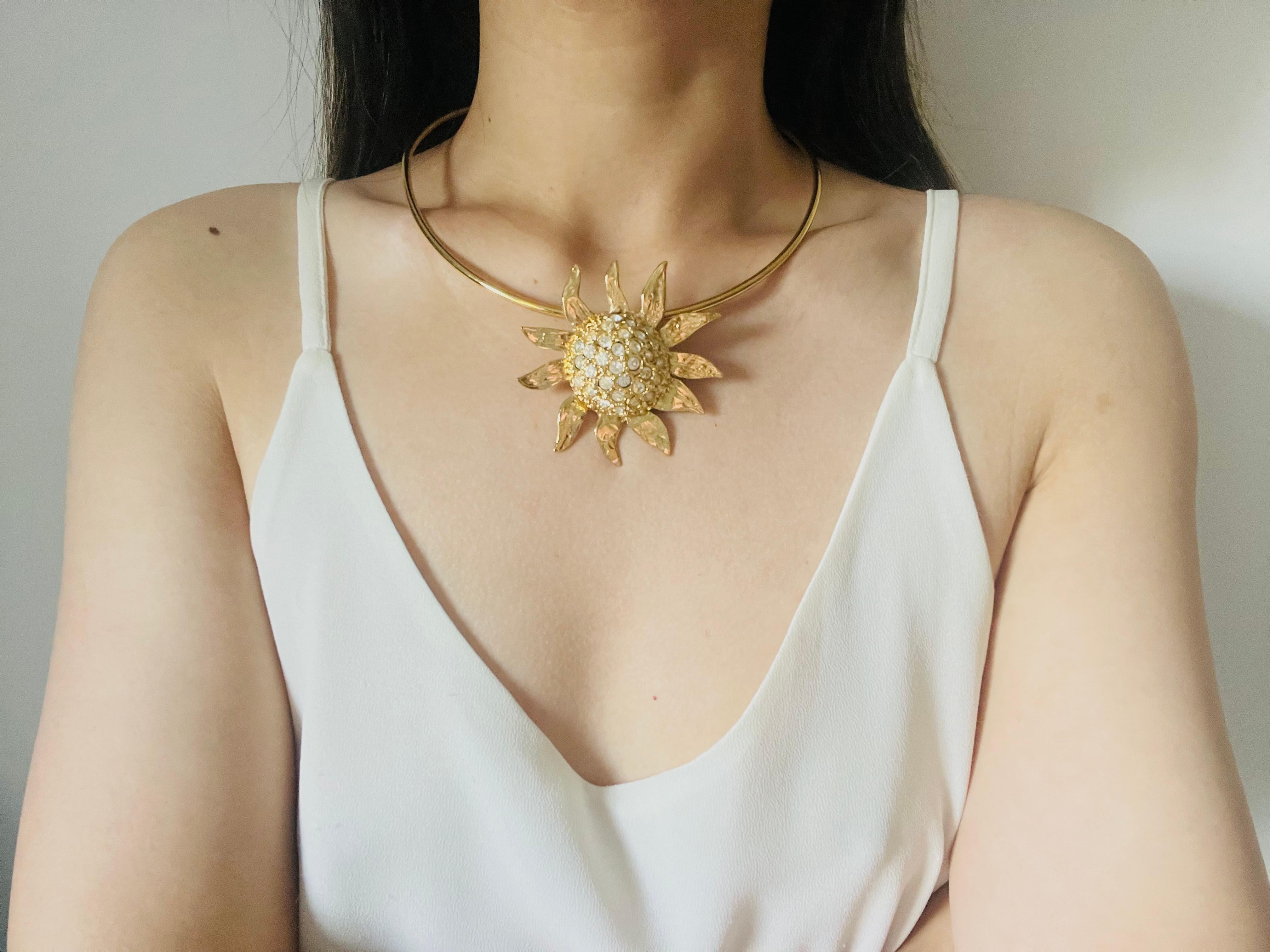 Collier ras du cou Yves Saint Laurent YSL avec pendentif tournesol et grands cristaux 3