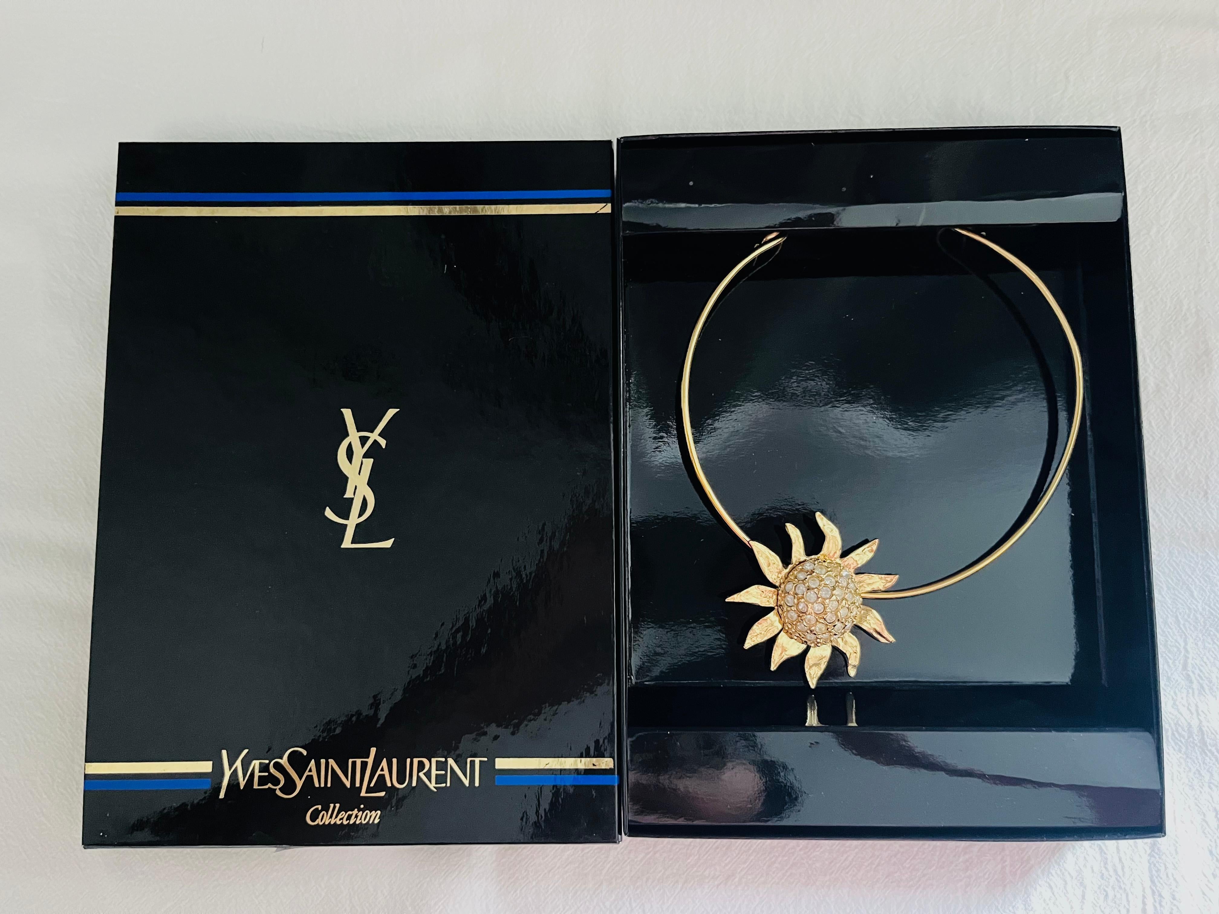 Collier ras du cou Yves Saint Laurent YSL avec pendentif tournesol et grands cristaux 4