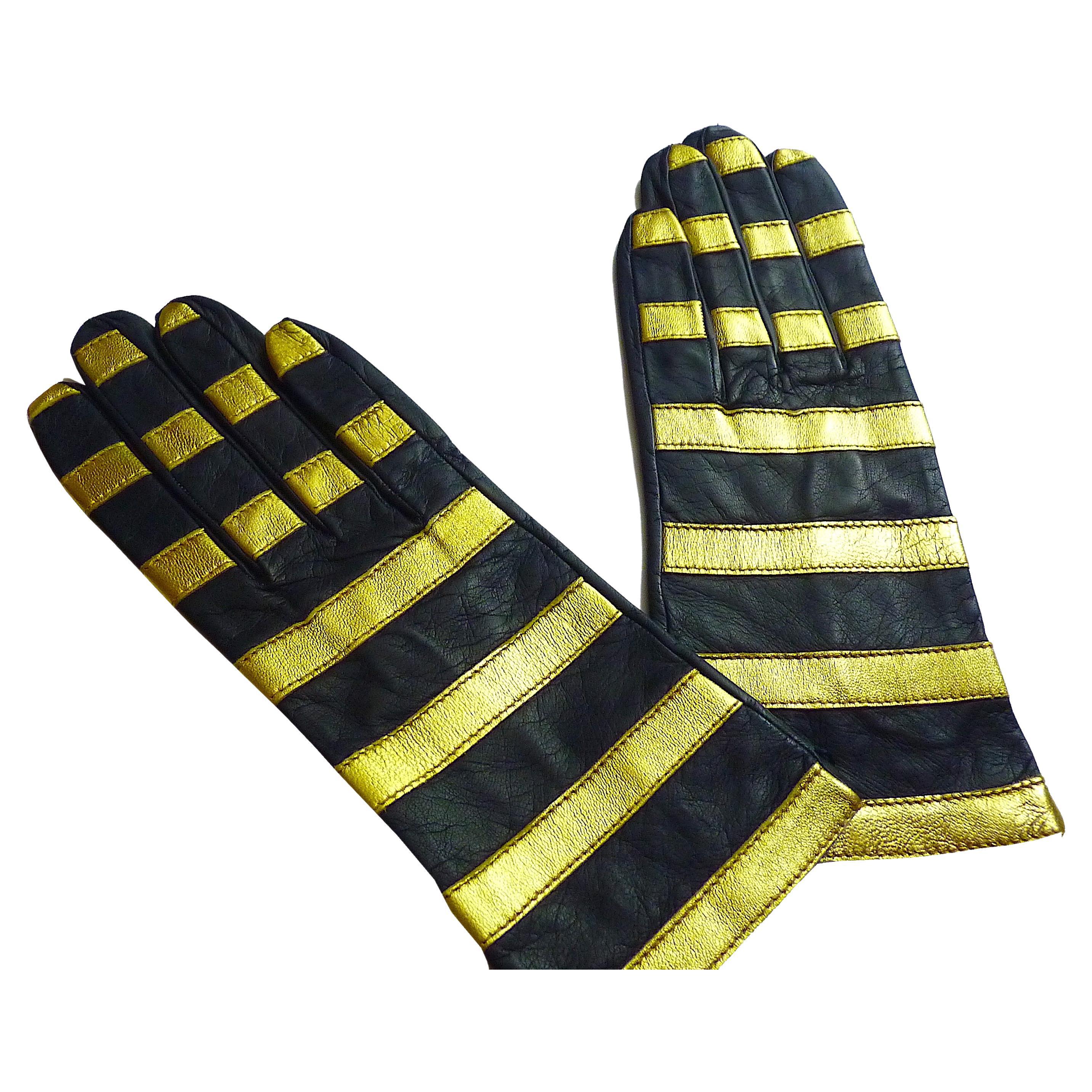 Rari guanti in pelle YSL Yves Saint Laurent Rive Gauche Navy e Gold, vintage ma mai indossati (ancora attaccati al filo), pelle molto morbida e pregiata!
Assolutamente impossibile da trovare in queste meravigliose condizioni!

Taglia 7 = M

Timbro