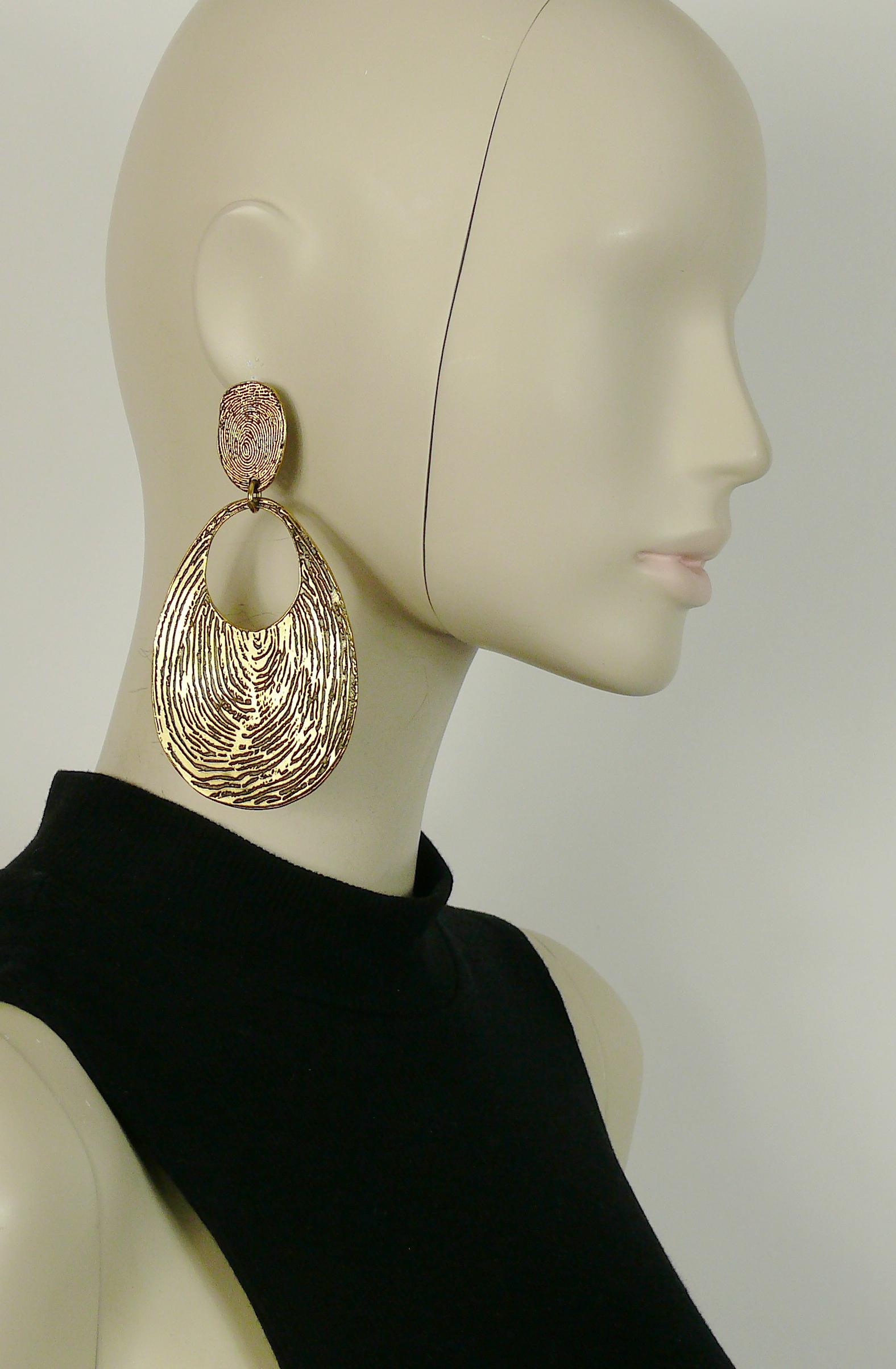 YVES SAINT LAURENT massive antiqued gold tone dangling earrings (clip-on) featuring a fingerprint design in bold relief.

YVES SAINT LAURENT 2011 Spring/Summer collection by STEFANO PILATI.

Embossed YVES SAINT LAURENT.

Indicative measurements :