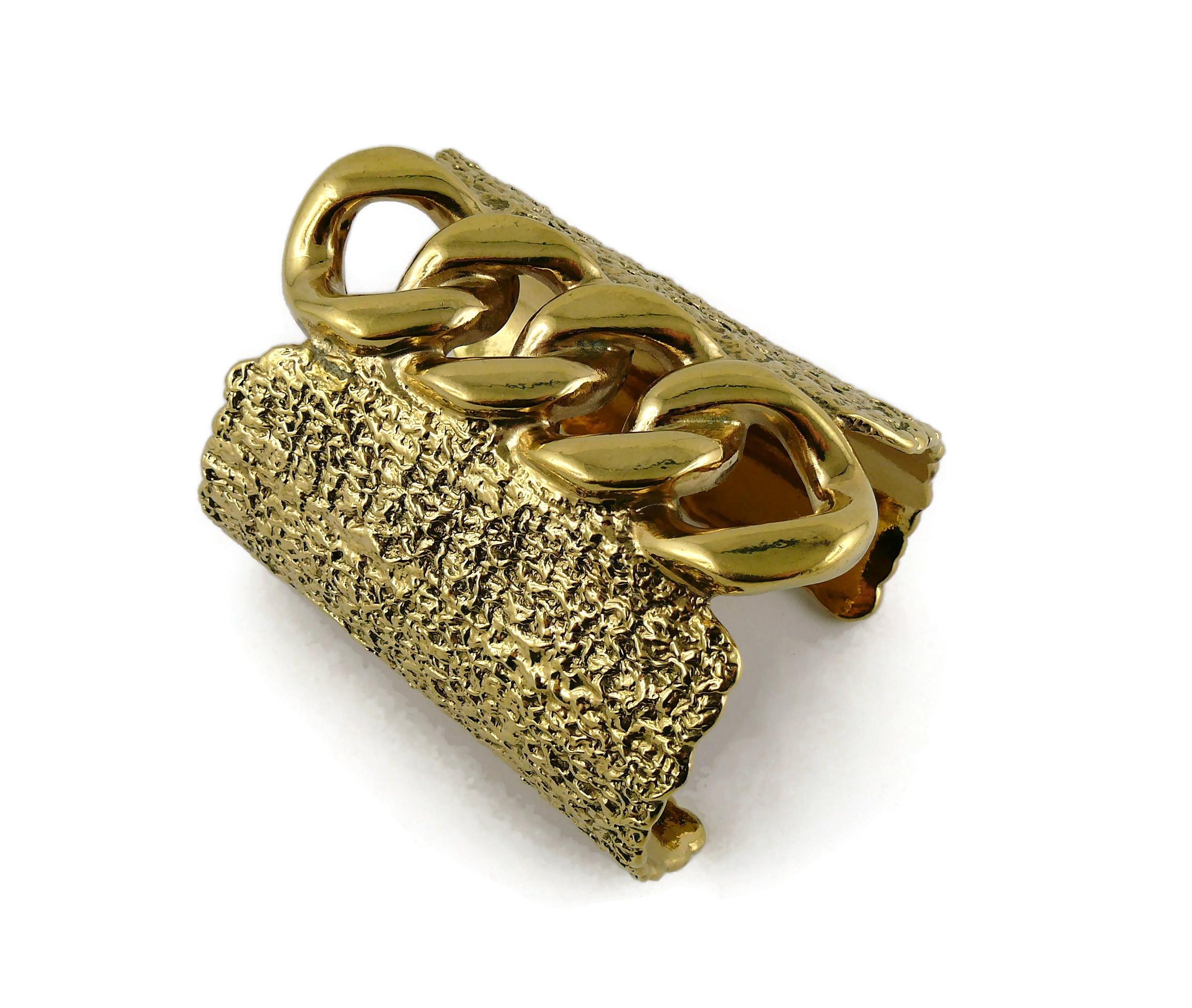 YVES SAINT LAURENT YSL Massive Gold Toned Kette Manschettenarmband im Zustand „Gut“ im Angebot in Nice, FR