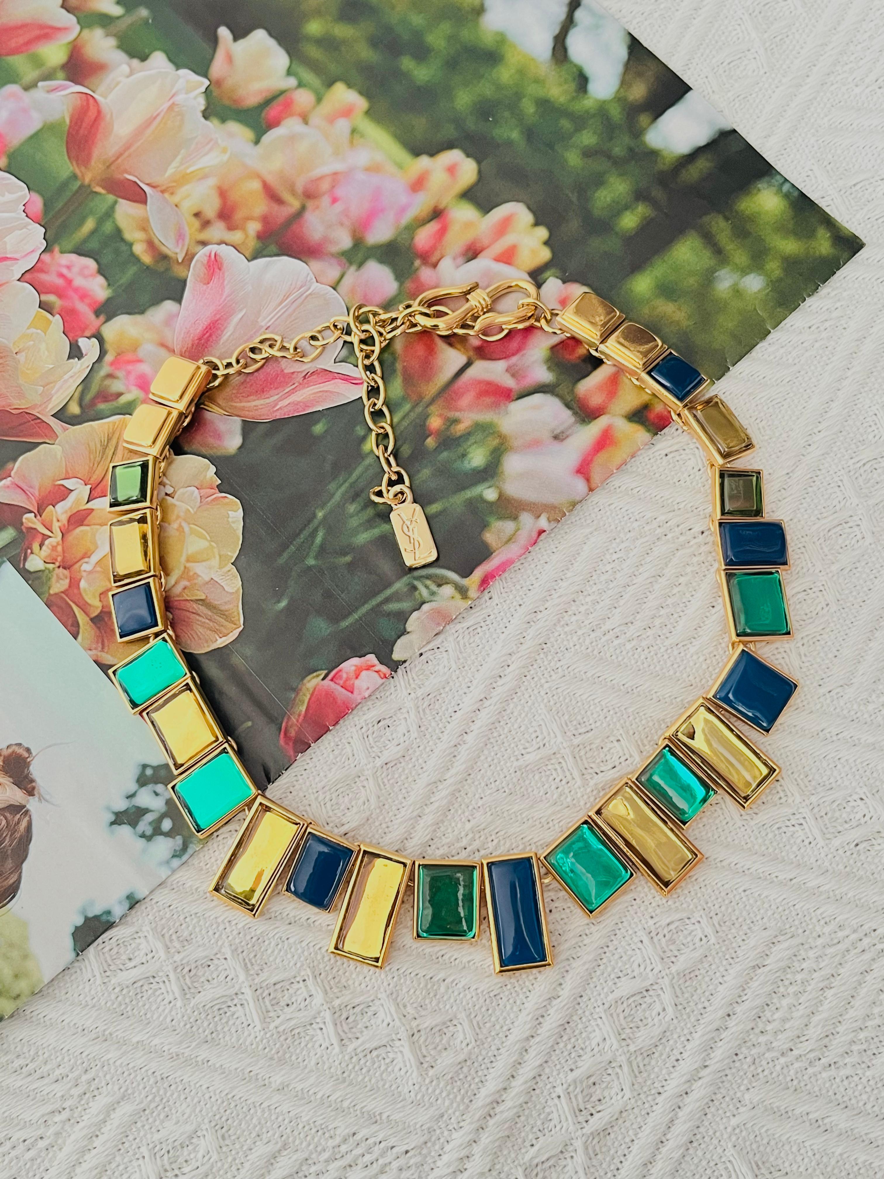 Yves Saint Laurent YSL Vintage Unisex Arty Mondrian Gripoix Cabochon Zaffiro Smeraldo Citrino Blu Navy Verde Giallo Topazio Rettangolo Cubo Quadrato Geometrico Chunky Statement Bib Charm Ciondolo Modernista Elegante Collana, Placcata Oro

Condizioni