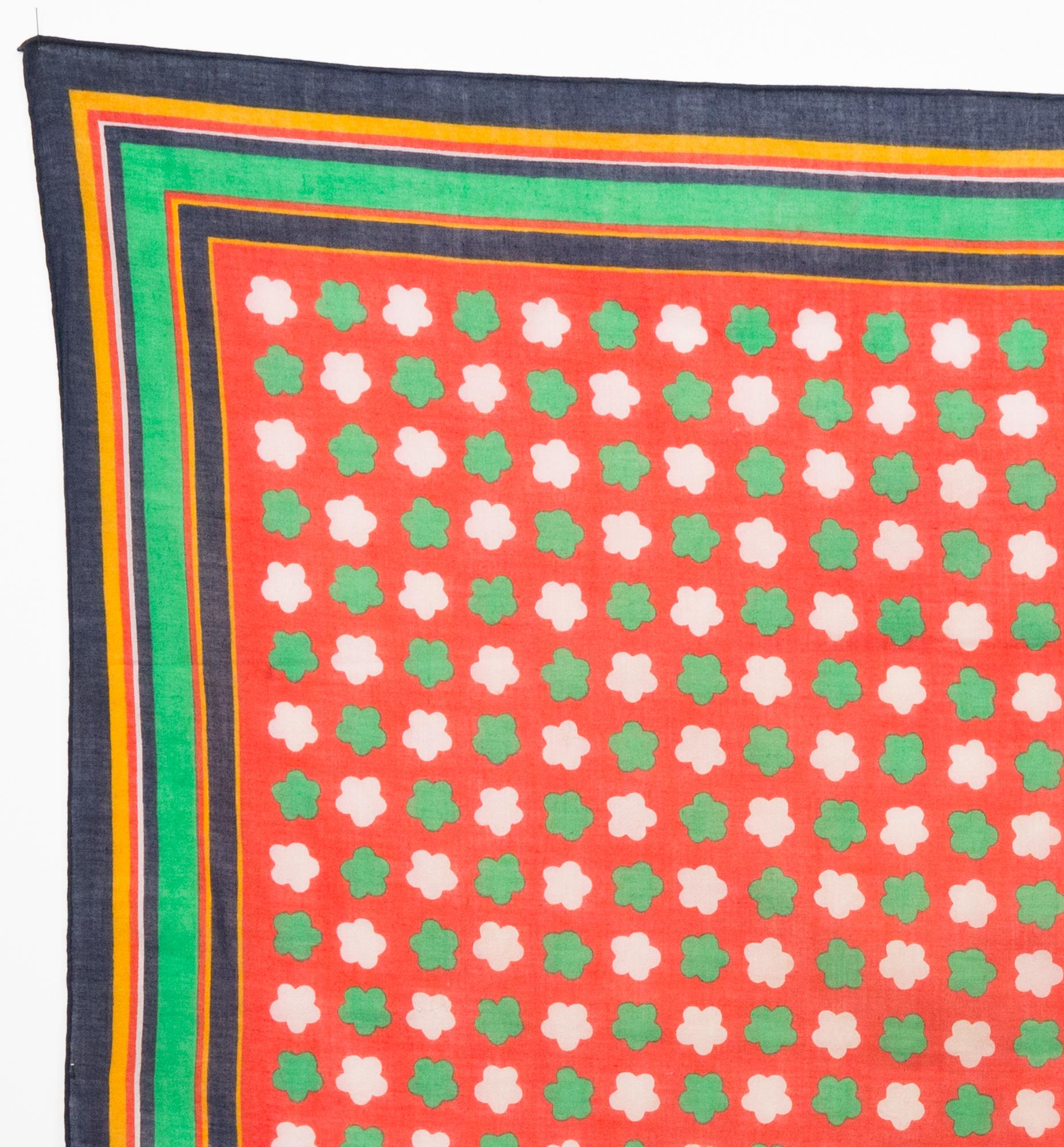 Yves Saint Laurent YSL Multico-Schal aus Baumwolle mit geometrischem Print und YSL-Logo oben.
Circa 1980er Jahre
In gutem Vintage-Zustand. Hergestellt in Frankreich.
64 cm (25.1in.) X 64 cm (25.1in.)
Wir garantieren Ihnen, dass Sie dies erhalten 