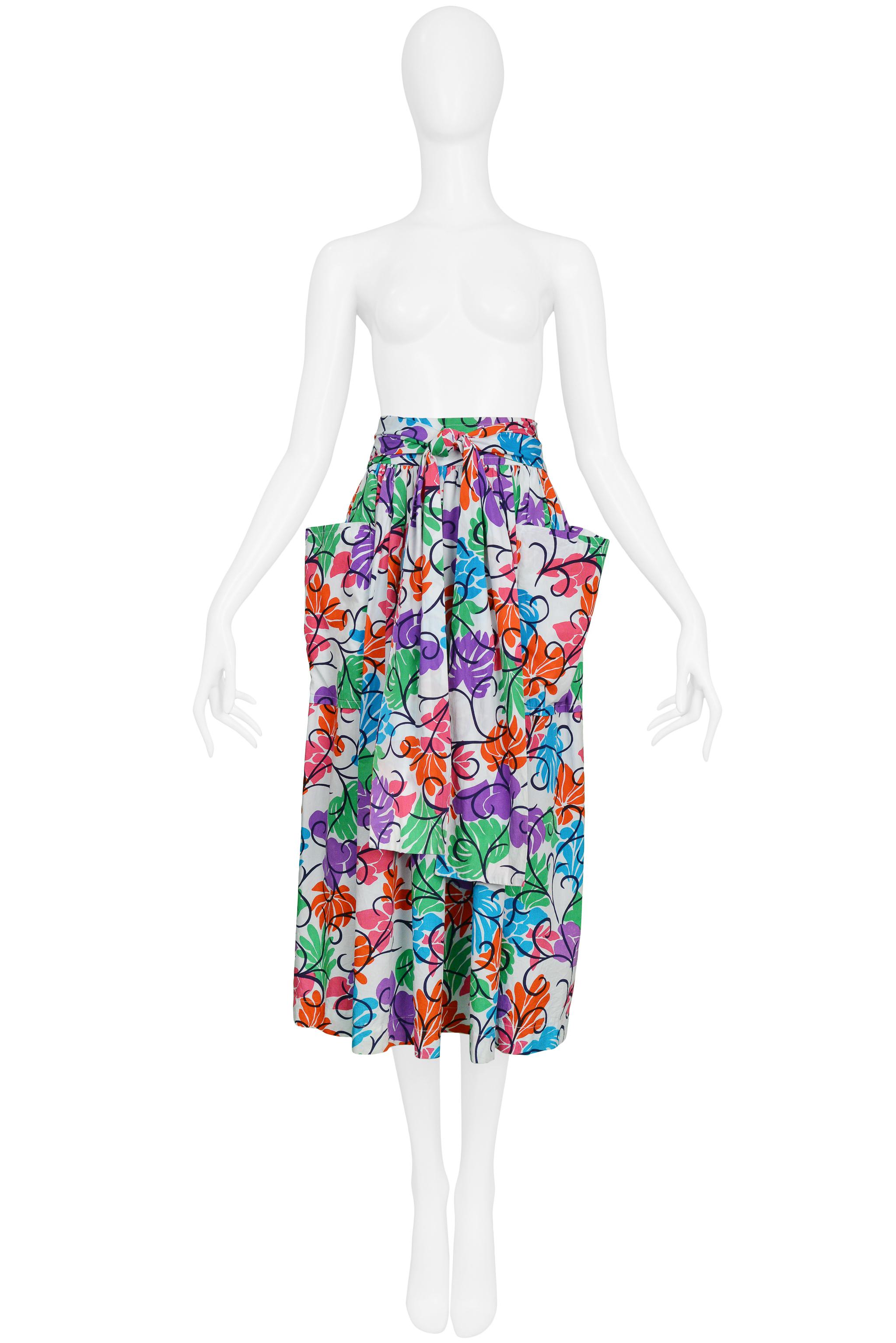 Resurrection Vintage a le plaisir de vous proposer une jupe vintage en coton floral multicolore Yves Saint Laurent avec des poches et une ceinture à nouer.

Yves Saint Laurent
Taille 40
Coton
Excellent Vintage Condition
Authenticité garantie 