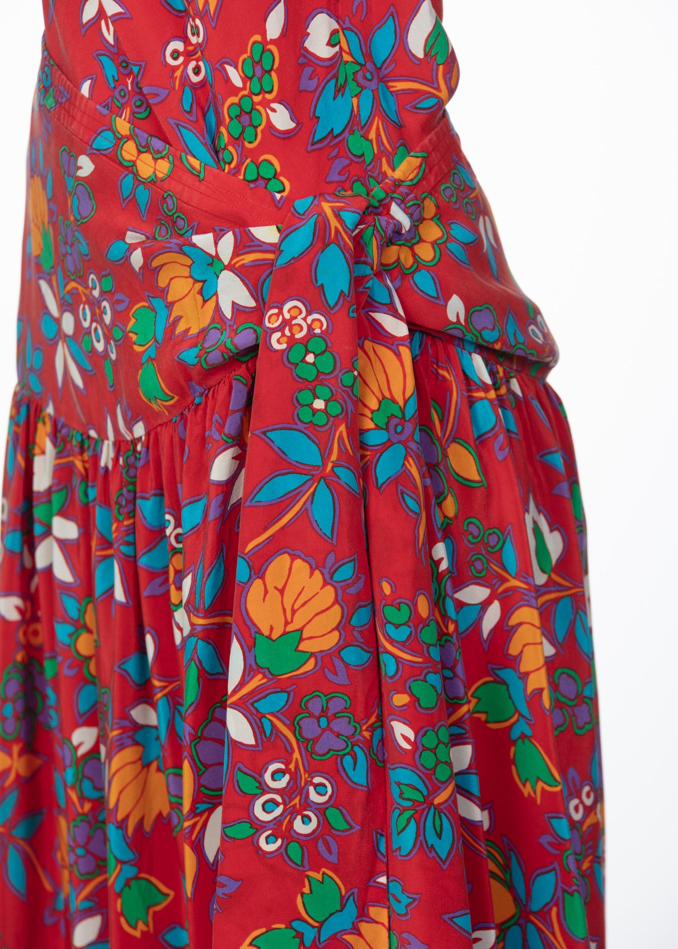 Yves Saint Laurent YSL Ensemble haut et jupe à imprimé floral multicolore, années 1980  Pour femmes en vente