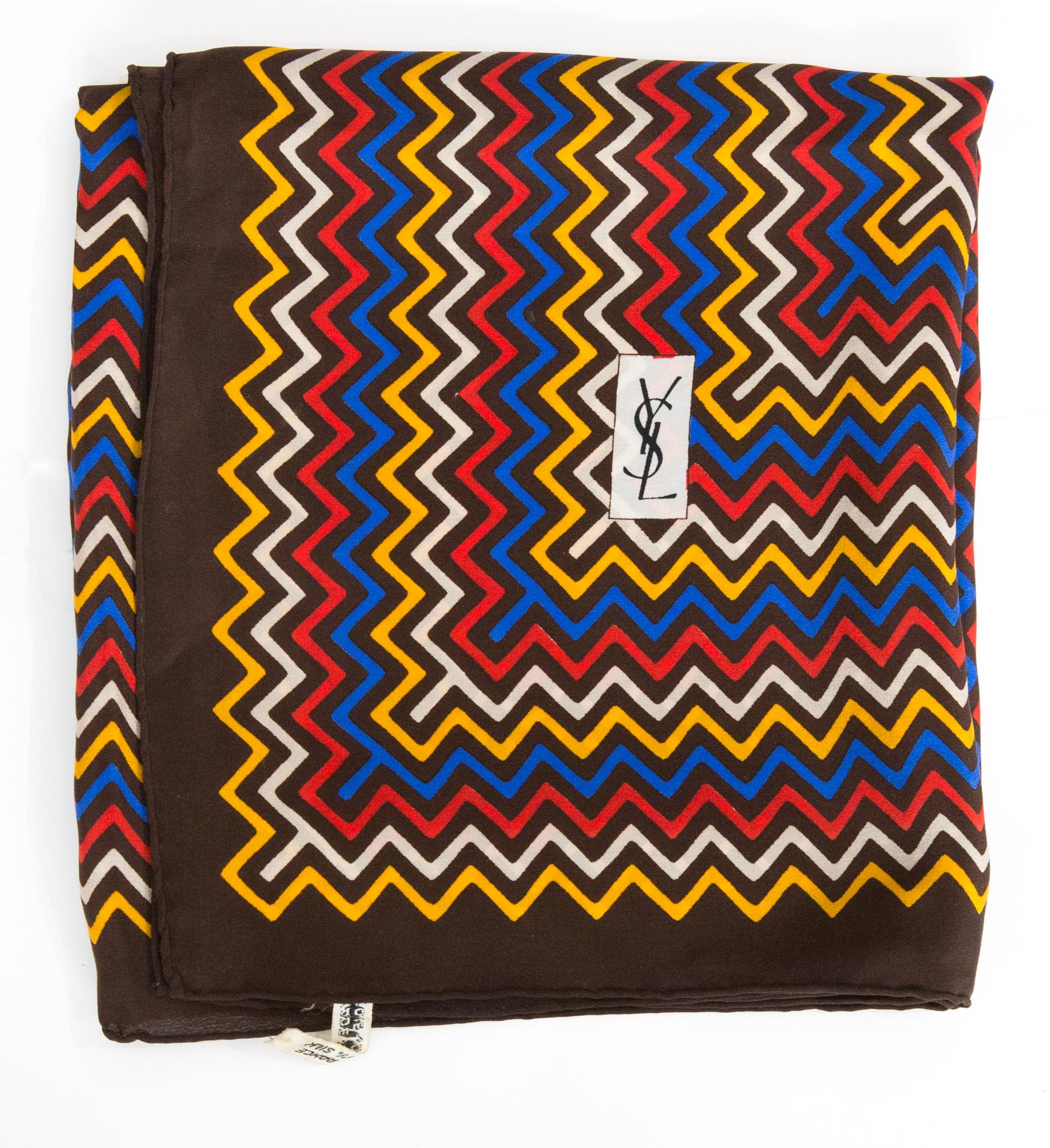 Yves Saint Laurent YSL Sciarpa in seta multicolore di  con stampa geometrica e logo multicolore e firma in alto con logo. 100% seta. 
Circa anni '80  
In buone condizioni vintage. Prodotto in Francia.
35in. (89 cm) X 35in. (89 cm)
Vi garantiamo che