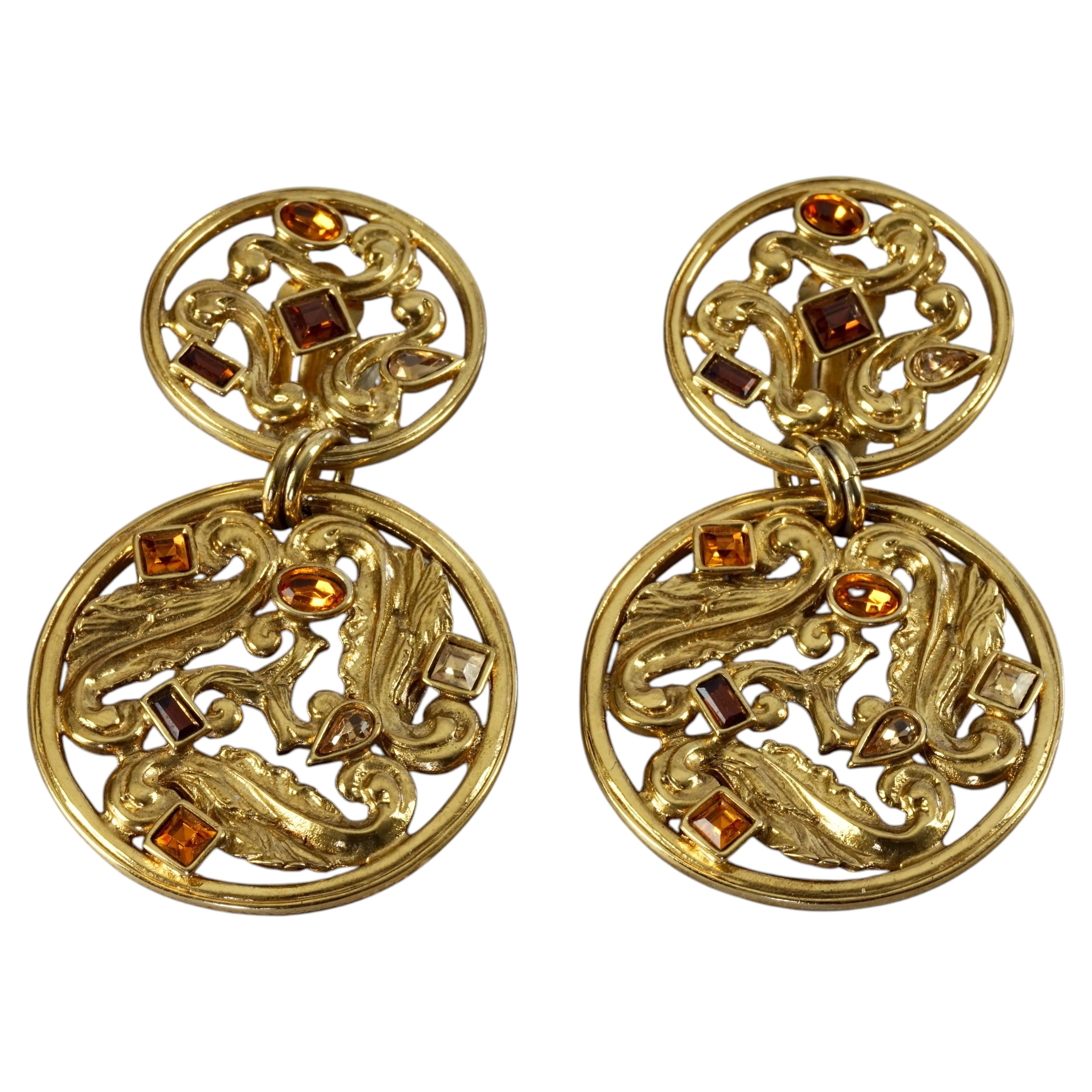 Yves Saint Laurent Ysl Orecchini pendenti con medaglione di strass in filigrana e traforati in vendita