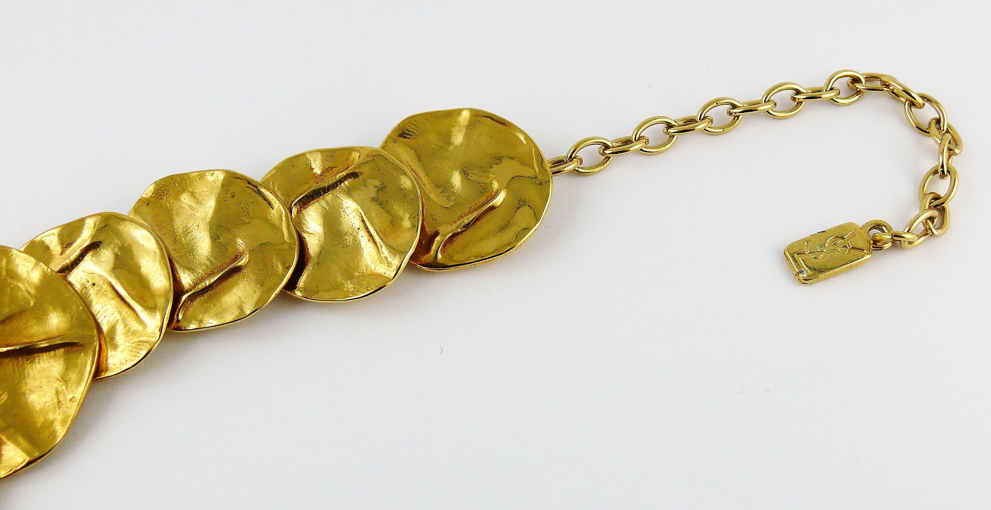 Yves Saint Laurent YSL Collier opulent à disques froissés en or en vente 7