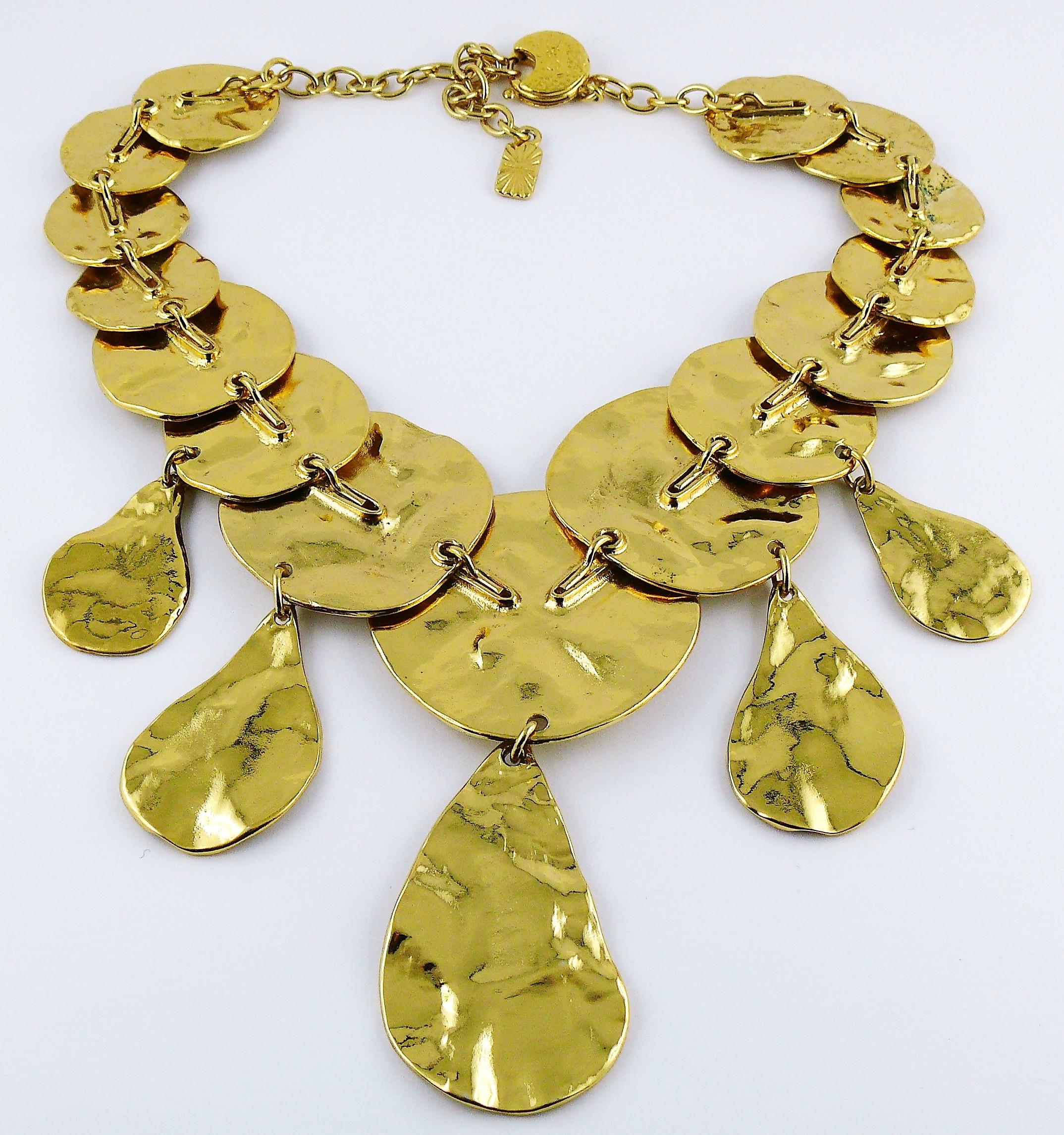 Yves Saint Laurent YSL Collier opulent à disques froissés en or en vente 8