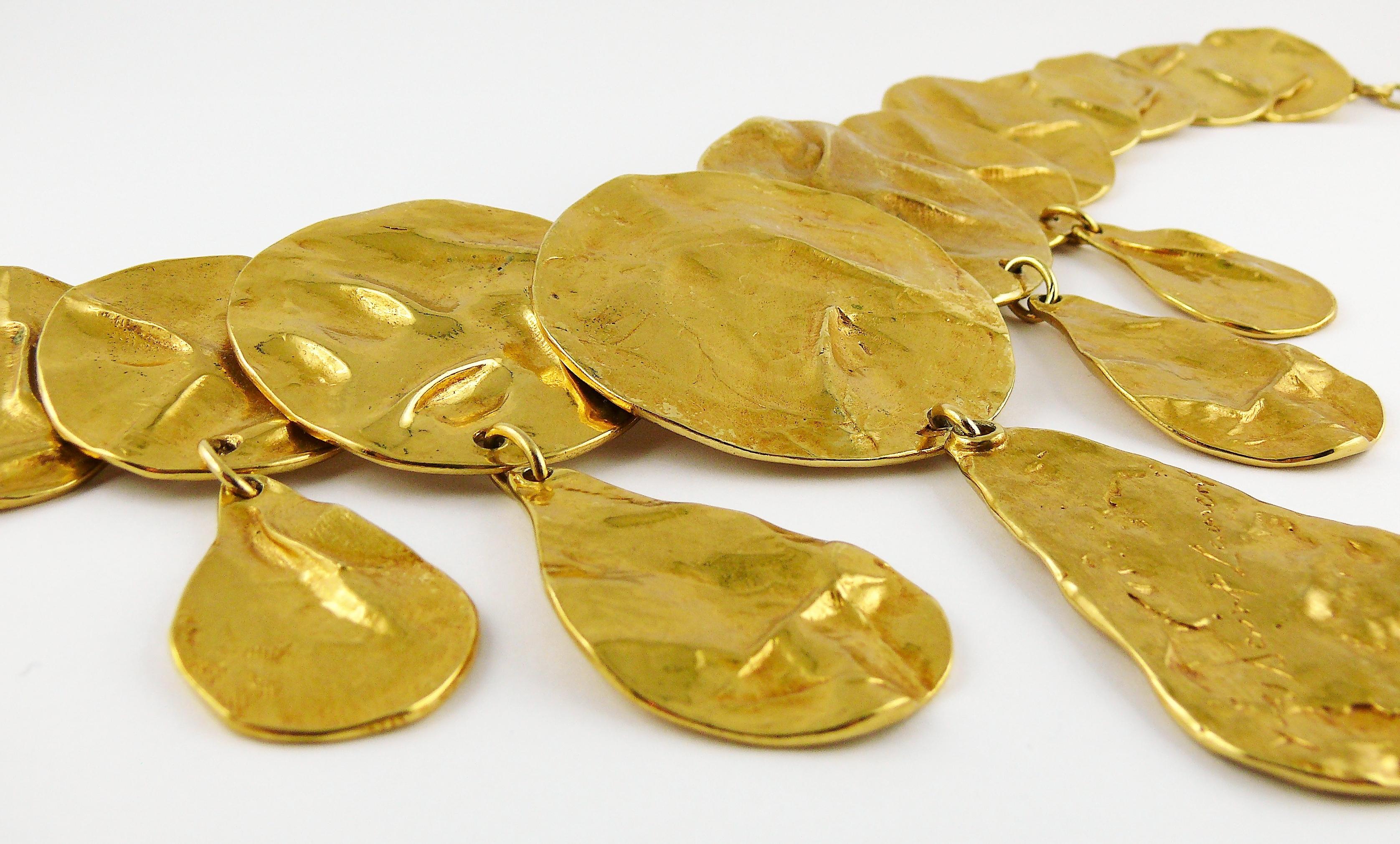 Yves Saint Laurent YSL Collier opulent à disques froissés en or en vente 2