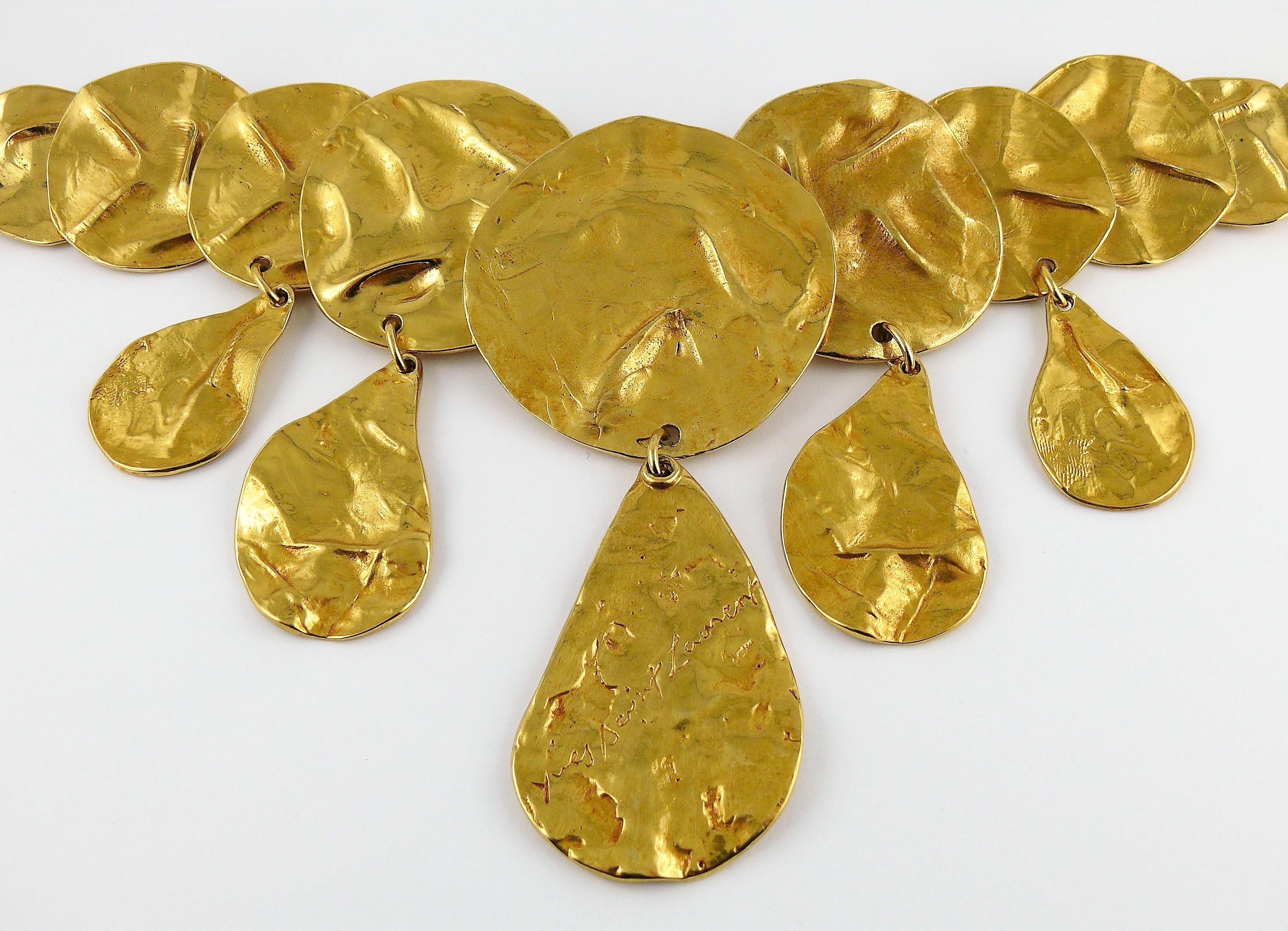 Yves Saint Laurent YSL Collier opulent à disques froissés en or en vente 3
