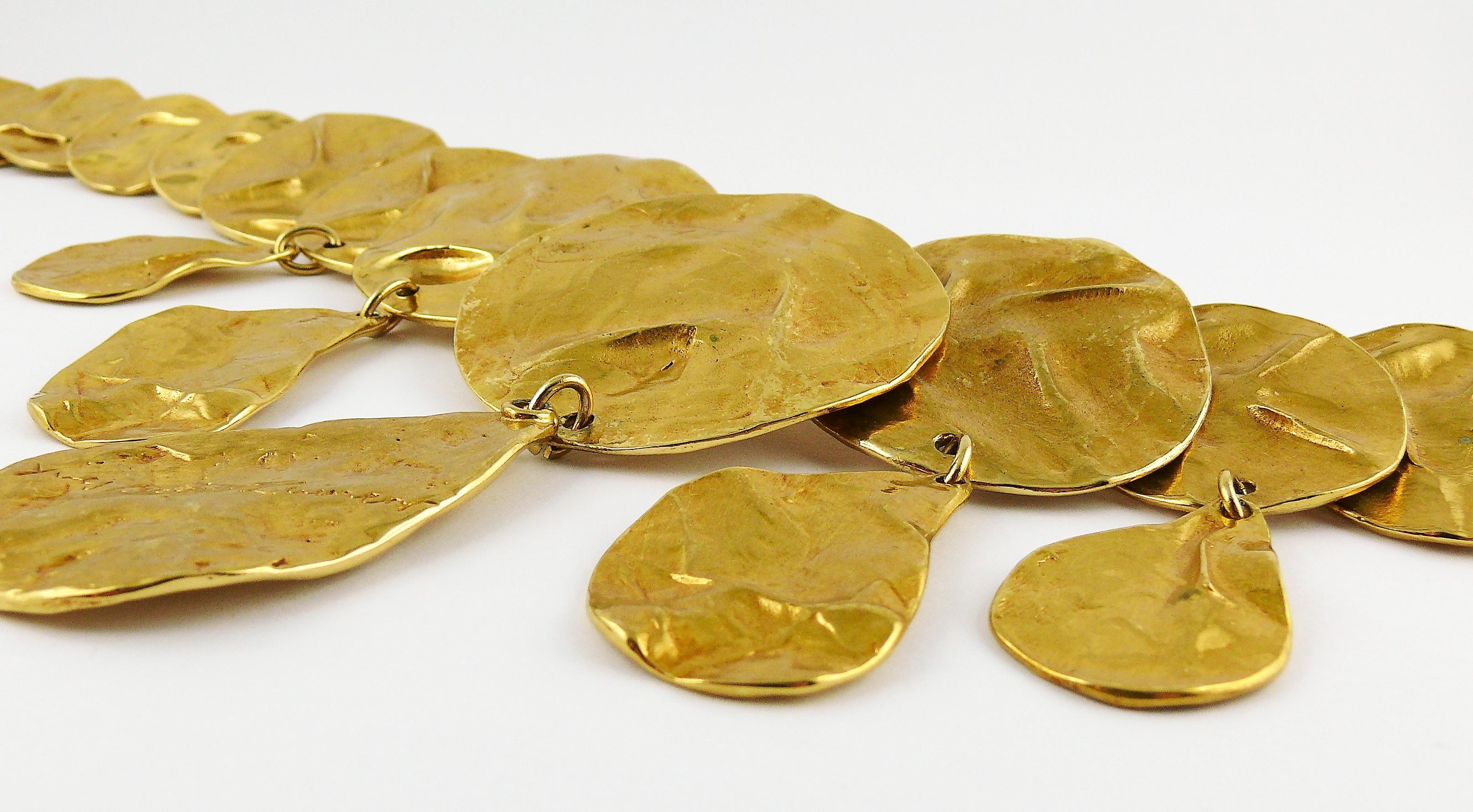 Yves Saint Laurent YSL Collier opulent à disques froissés en or en vente 4