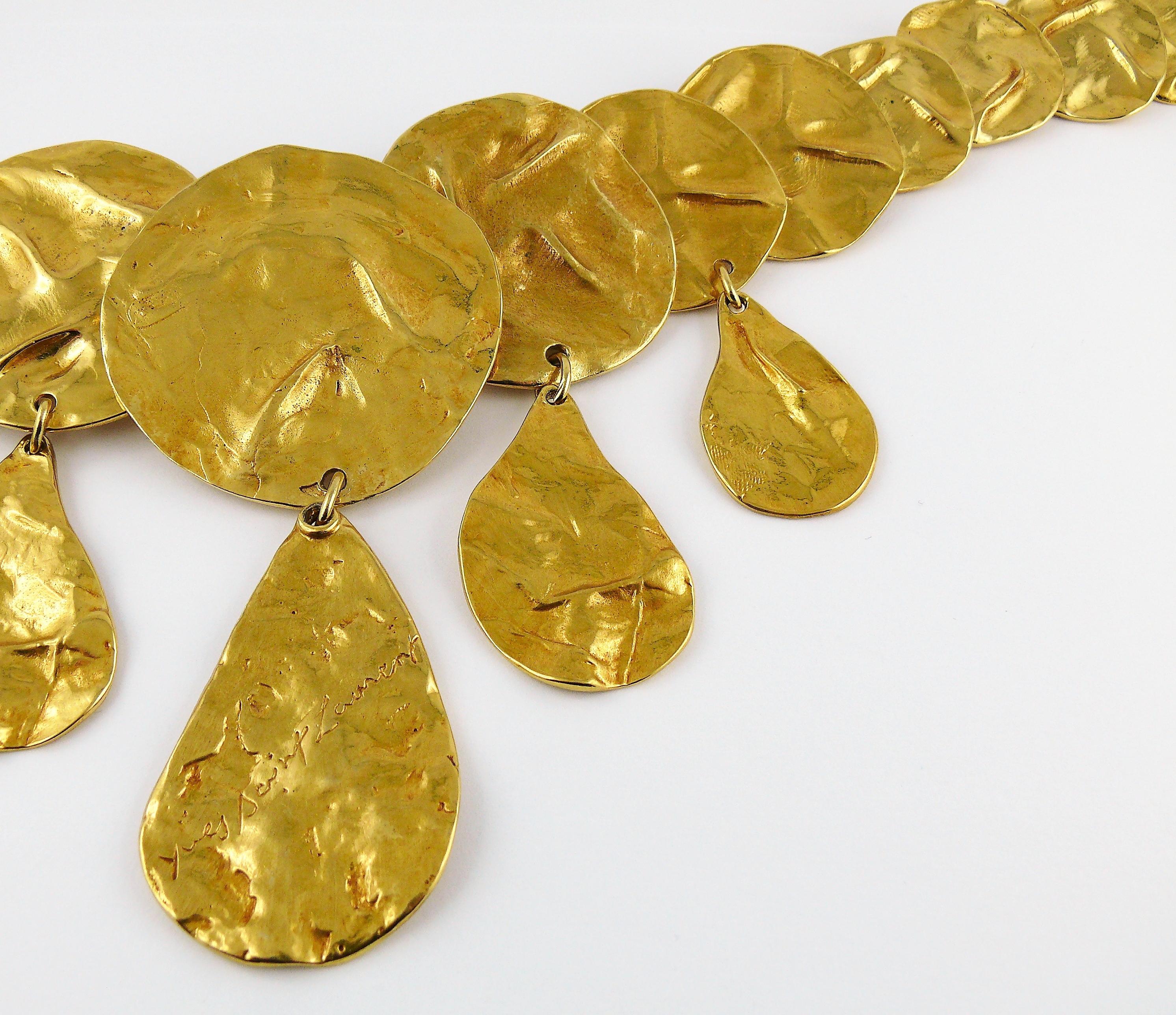 Yves Saint Laurent YSL Collier opulent à disques froissés en or en vente 5