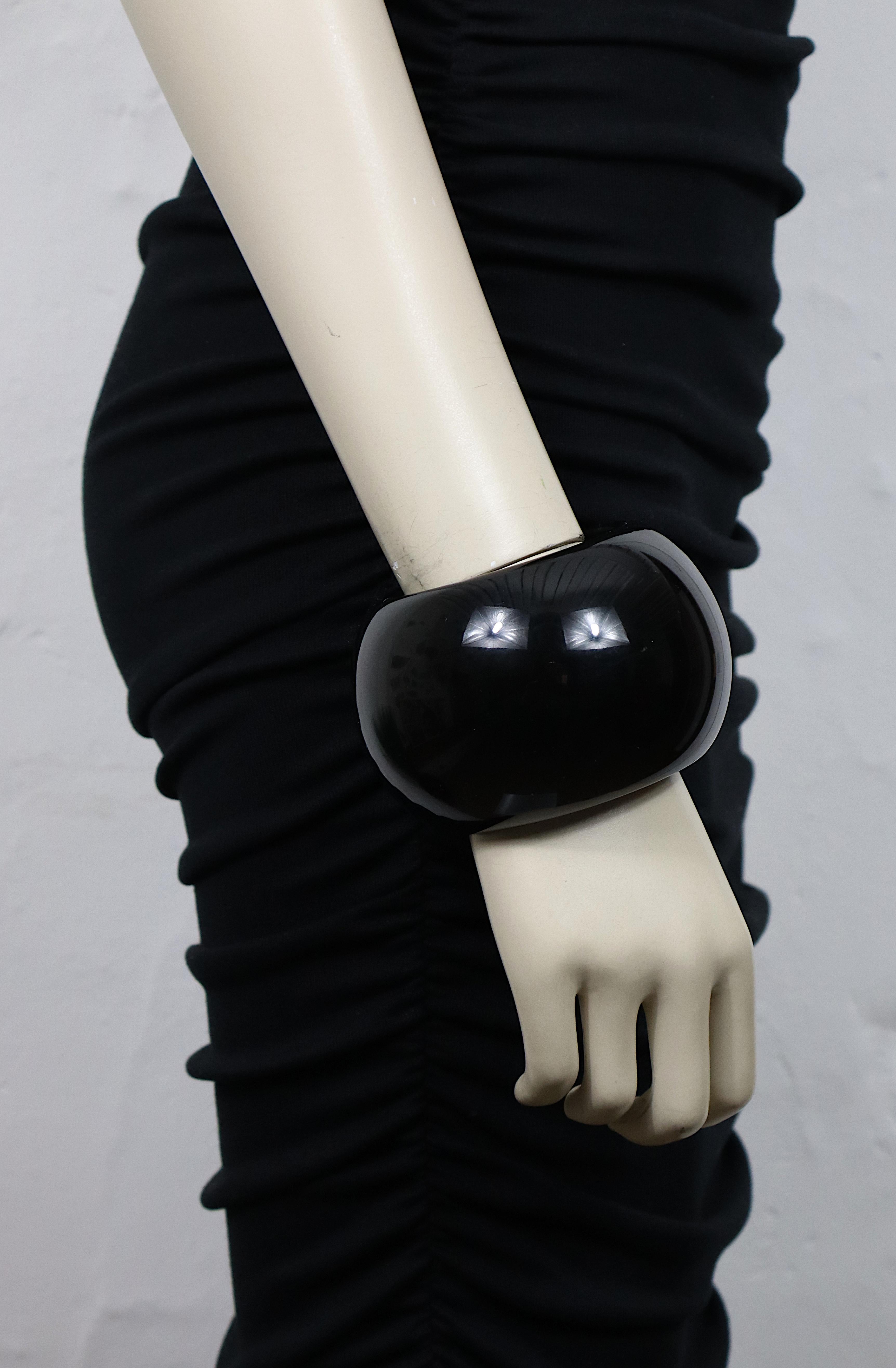 YVES SAINT LAURENT oversized black resin cuff bracelet.

Embossed YVES SAINT LAURENT.

Has weight on it.

Indicative measurements : inner circumference approx. 20.73 cm (8.16 inches) / width approx. 6.5 cm (2.56 inches).

Material : Resin.

NOTES
•