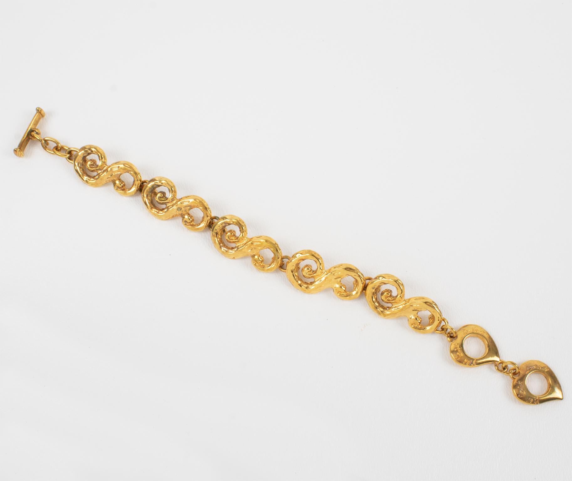 Cet élégant bracelet à maillons Yves Saint Laurent YSL Paris présente des éléments d'arabesque stylisés en forme de 