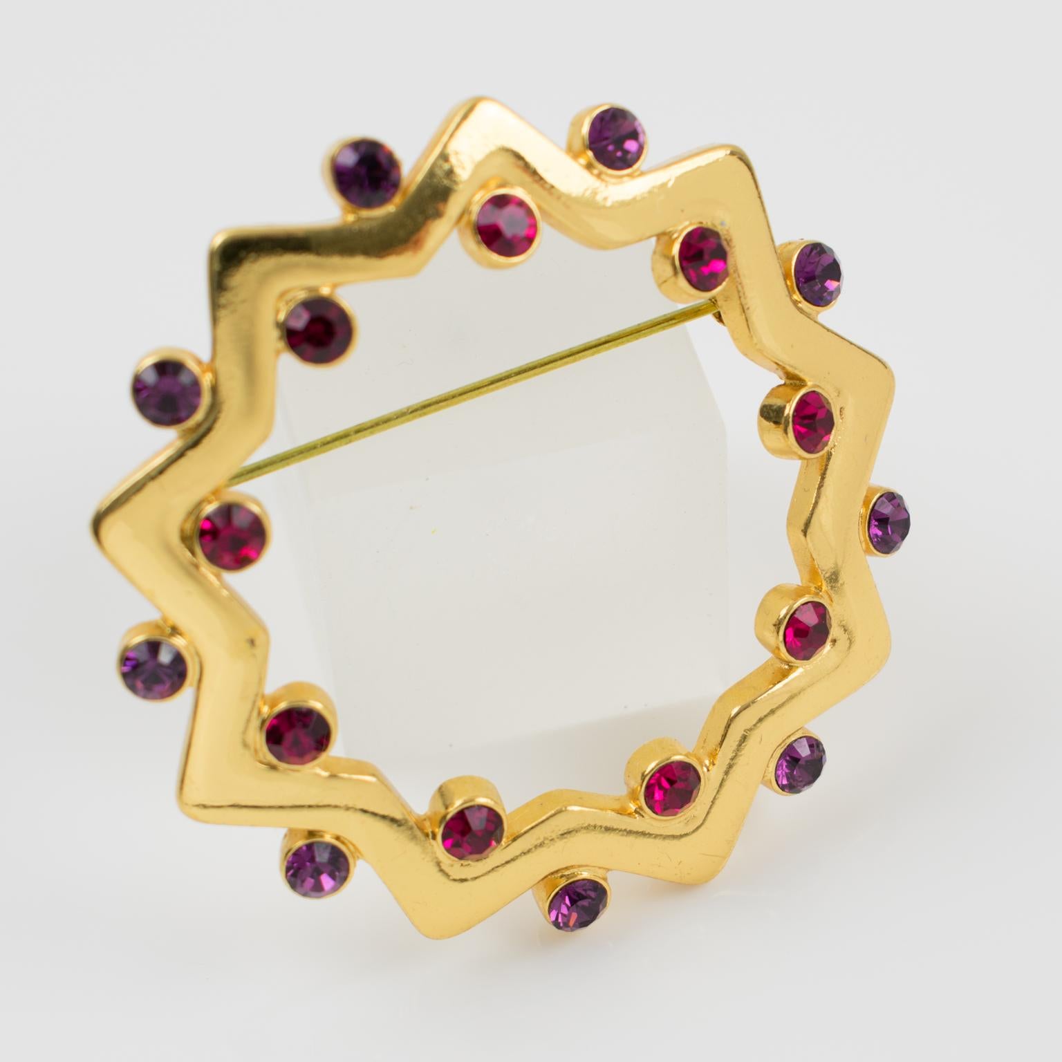 Moderne Yves Saint Laurent Broche YSL à perles violettes et rouges ornée de bijoux en vente