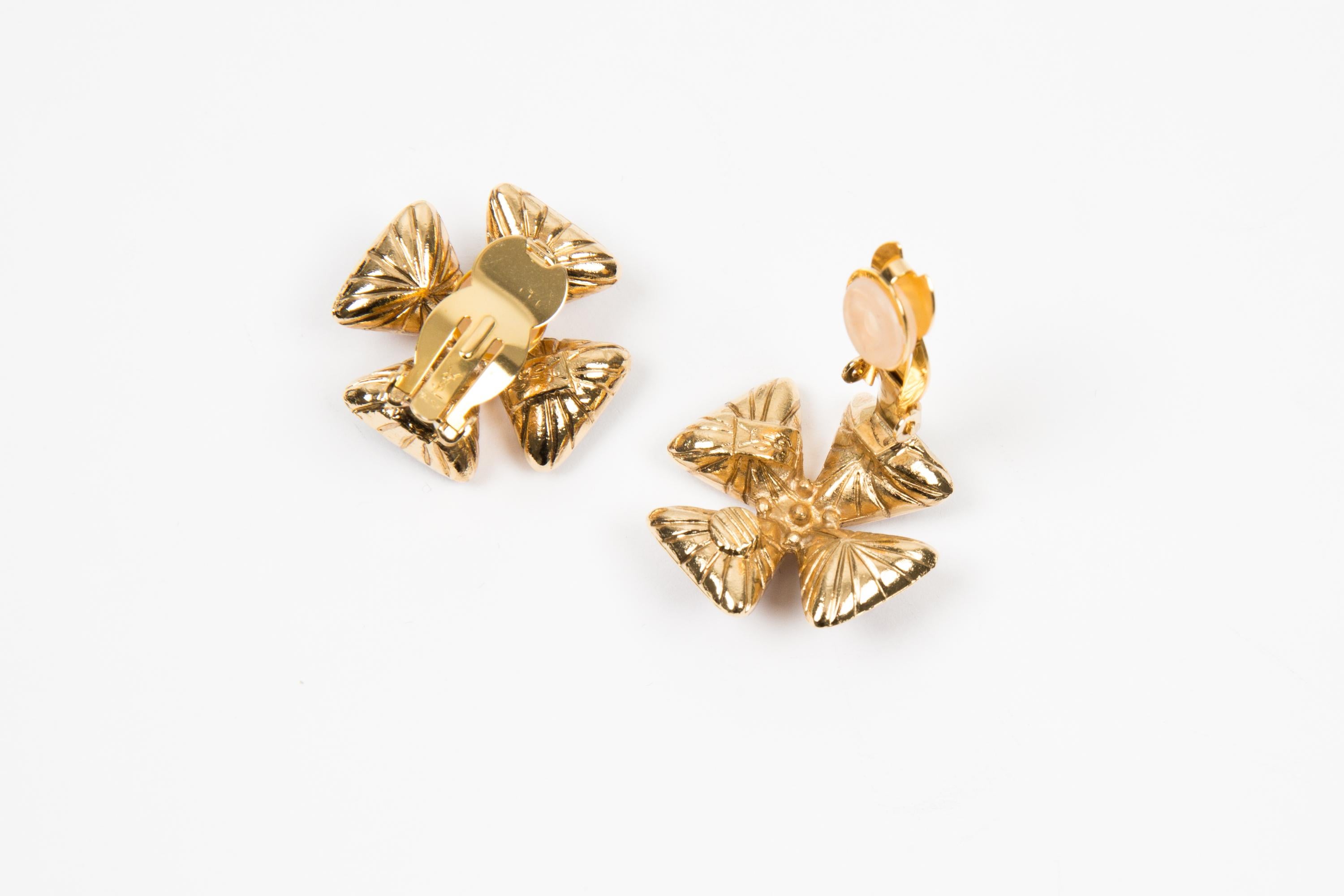 Yves Saint Laurent YSL Red Crystal Embellished Cross Clip on Earrings In Good Condition For Sale In Paris, FR