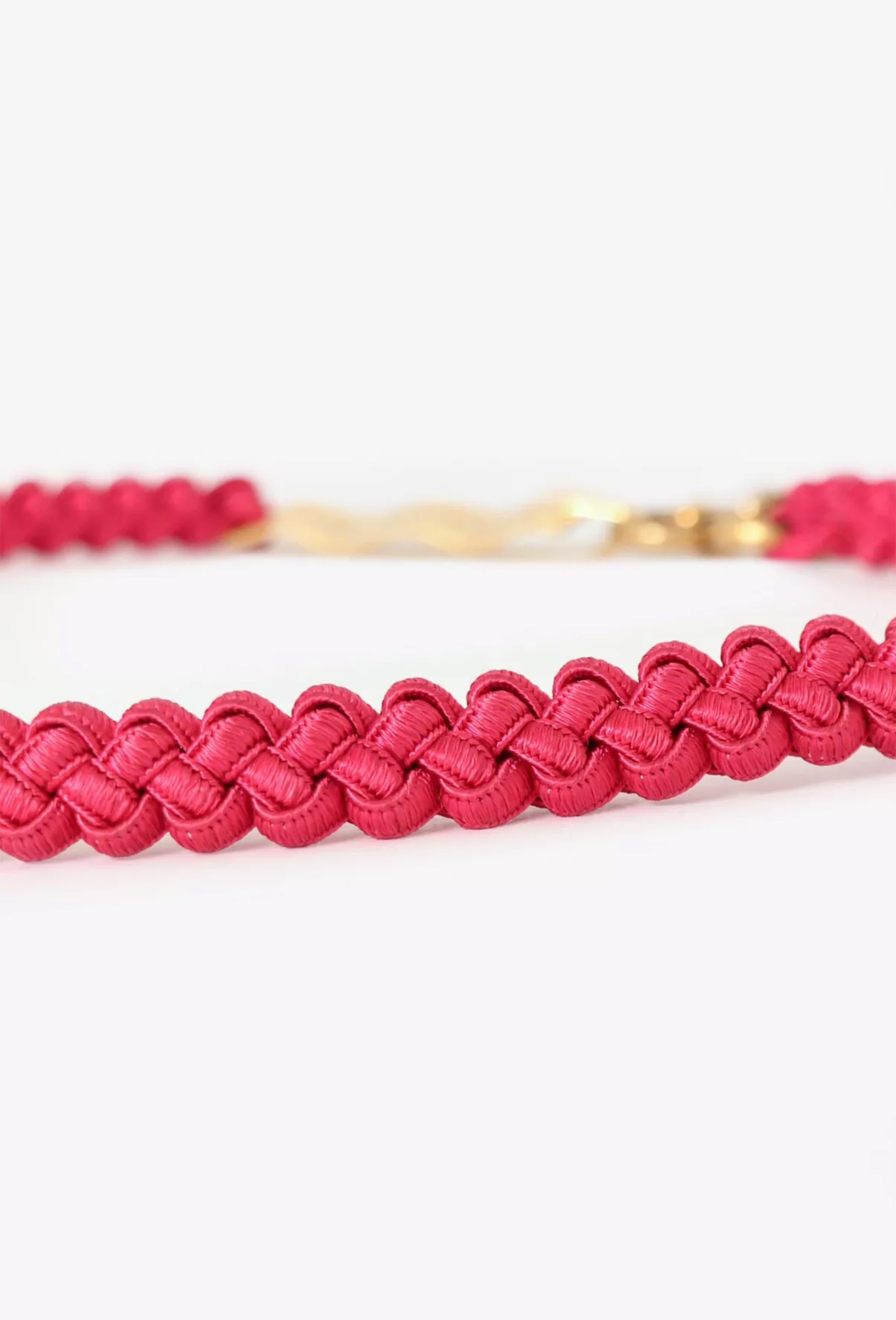 Yves Saint Laurent YSL  Cinturón trenzado rojo con una placa de metal dorado con la inscripción 