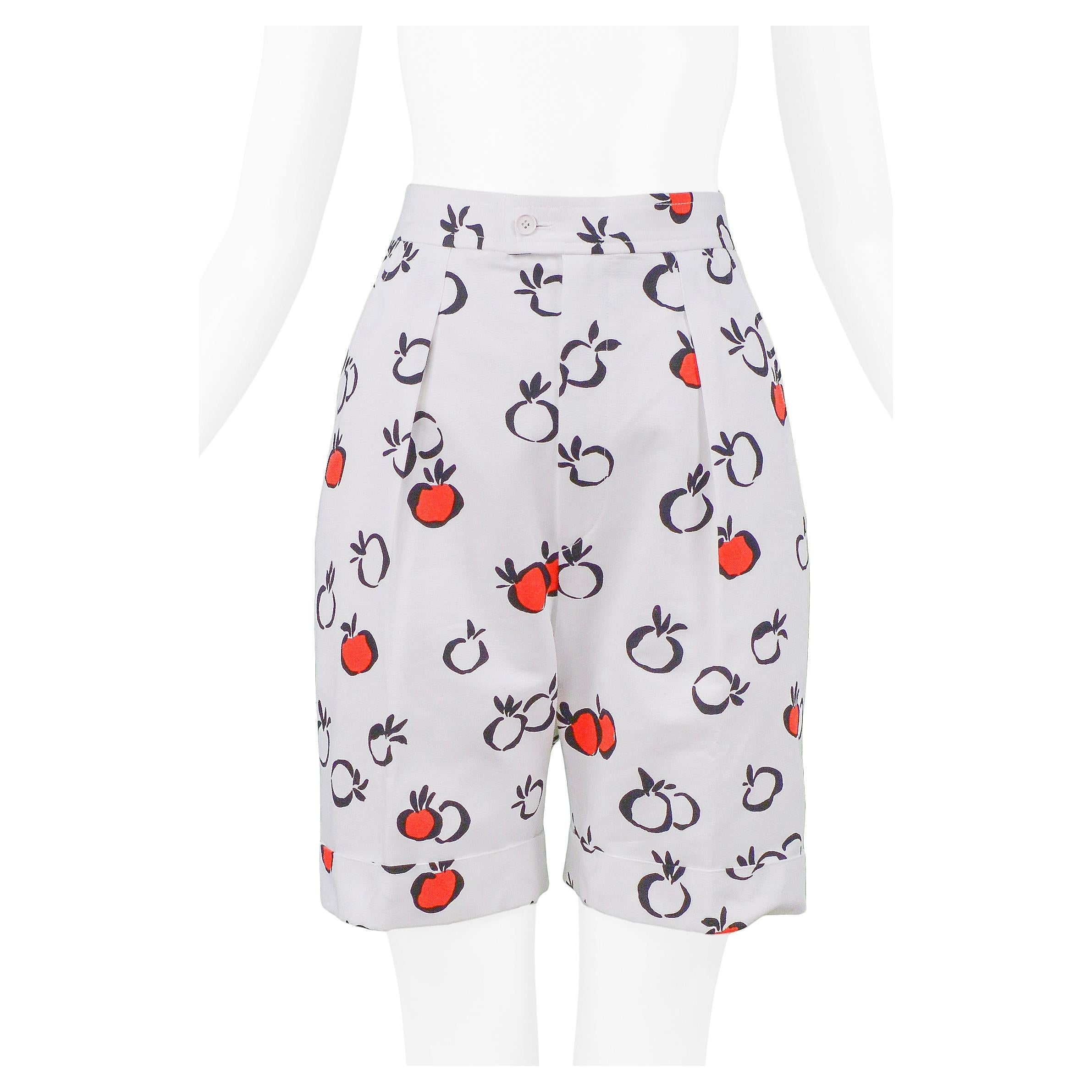 Yves Saint Laurent YSL Kurzarm-Shorts mit rotem und weißem Kirschbaumdruck im Angebot