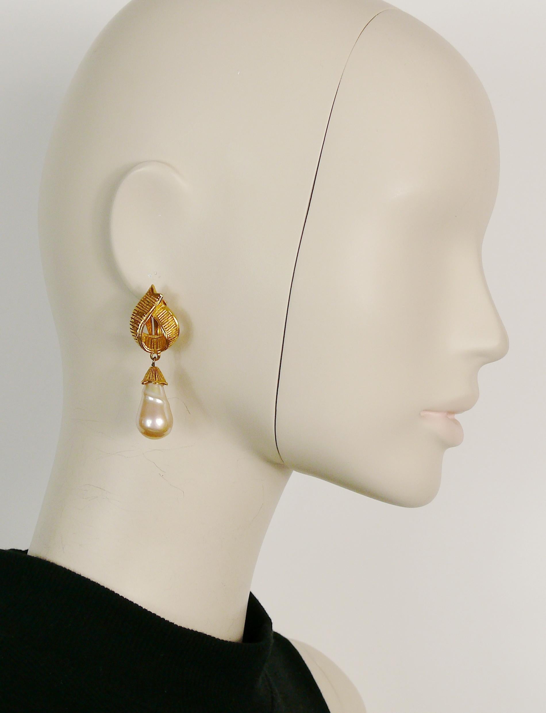 YVES SAINT LAURENT vintage gold toned ribbed textured ribbon design dangling earrings (clip-on) featuring a large faux pearl drop.

Marked YSL.
Made in France.

Indicative measurements : height approx. 5.6 cm (2.20 inches) / max. width approx. 1.9